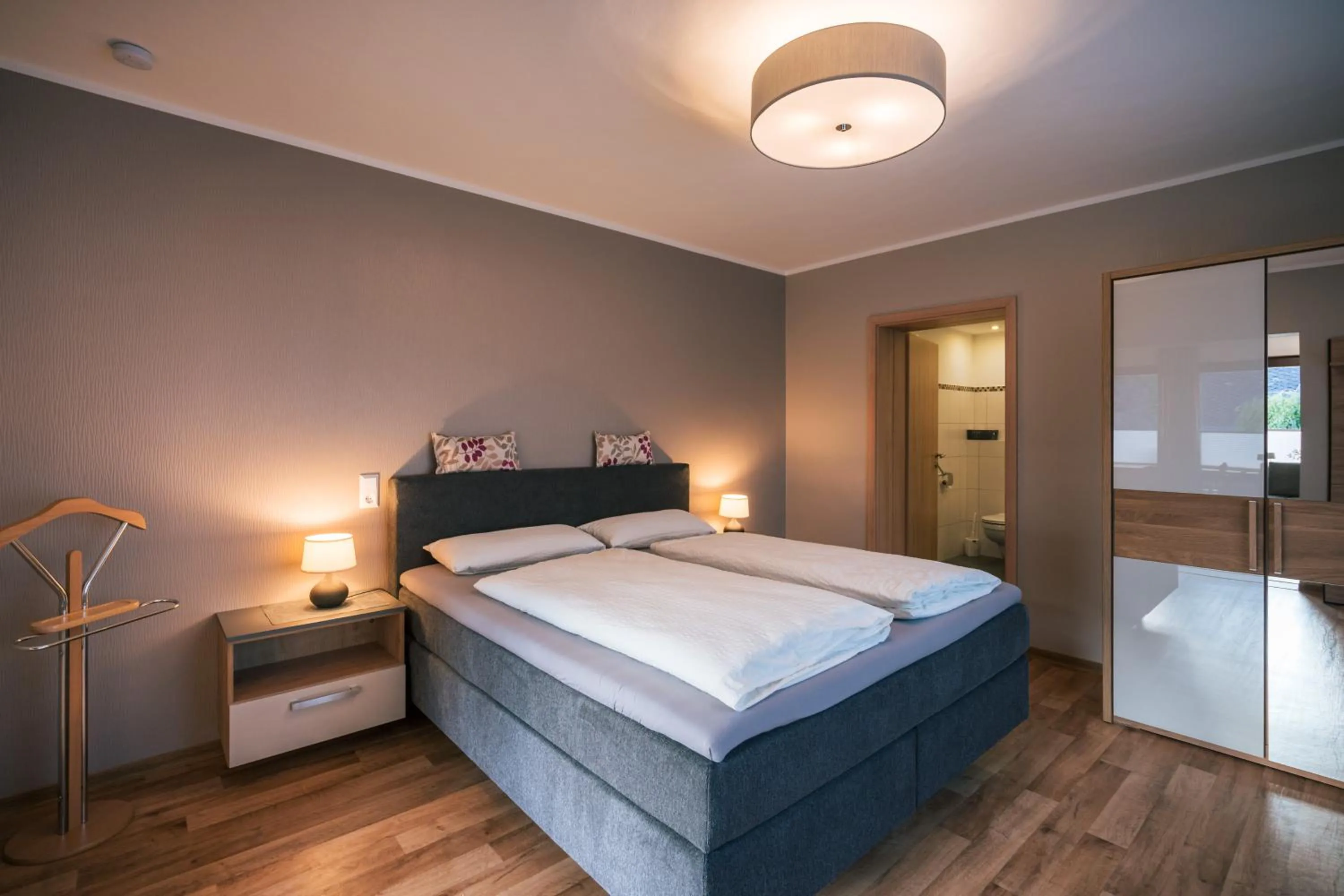 Bedroom, Bed in Ferienweingut Hirschen Schulstraße