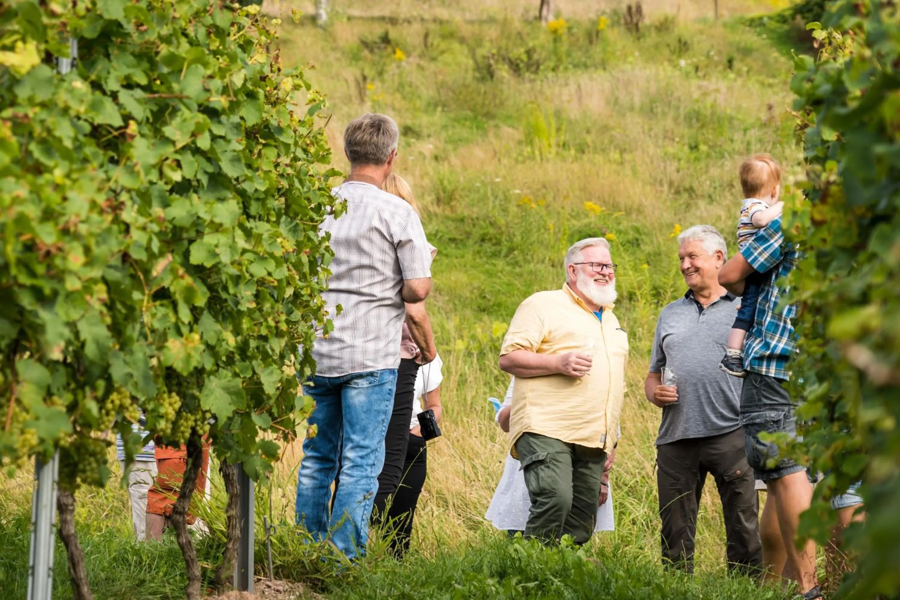 group of guests in Ferienweingut Hirschen Schulstraße