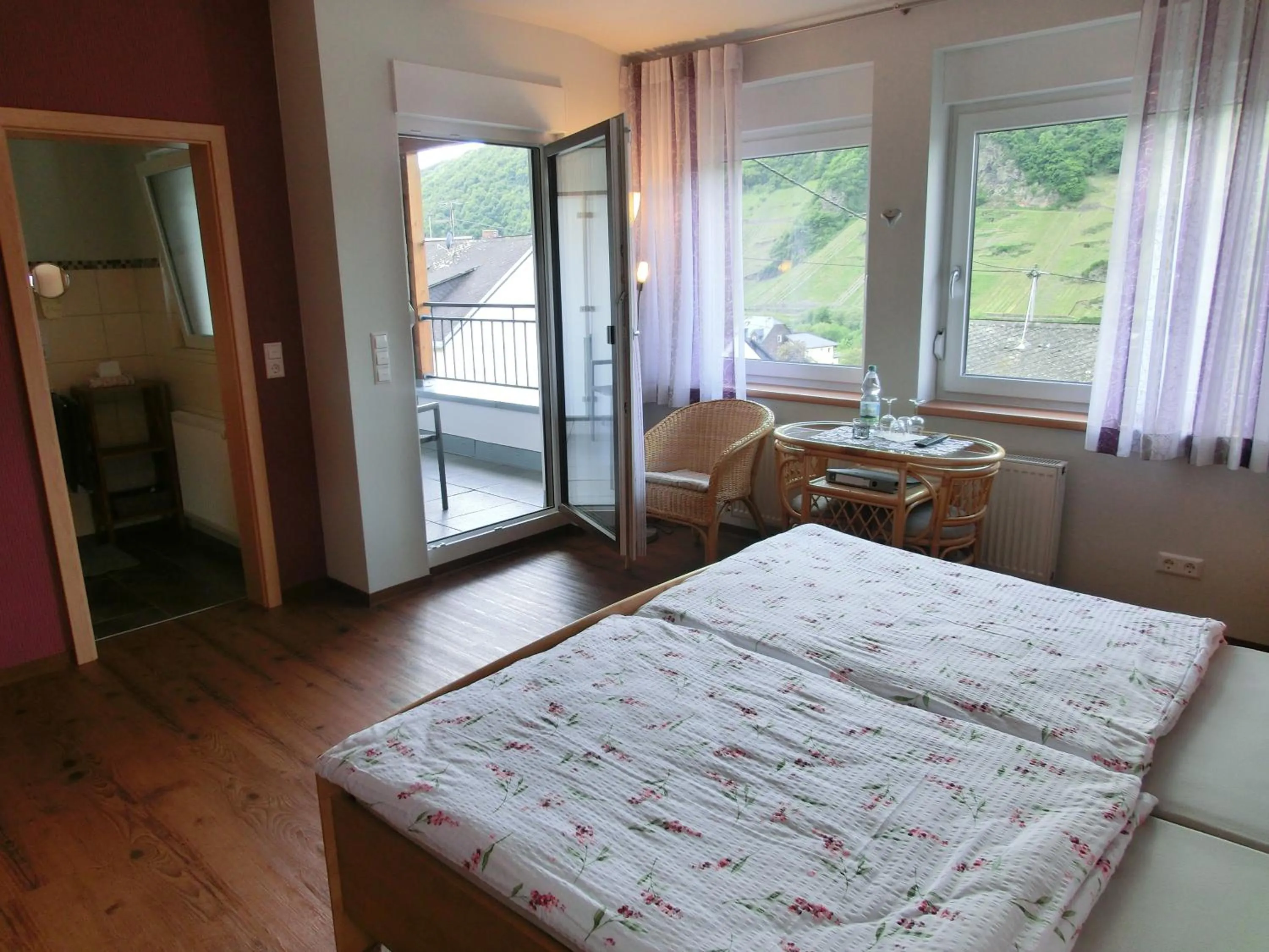 Photo of the whole room, Bed in Ferienweingut Hirschen Schulstraße