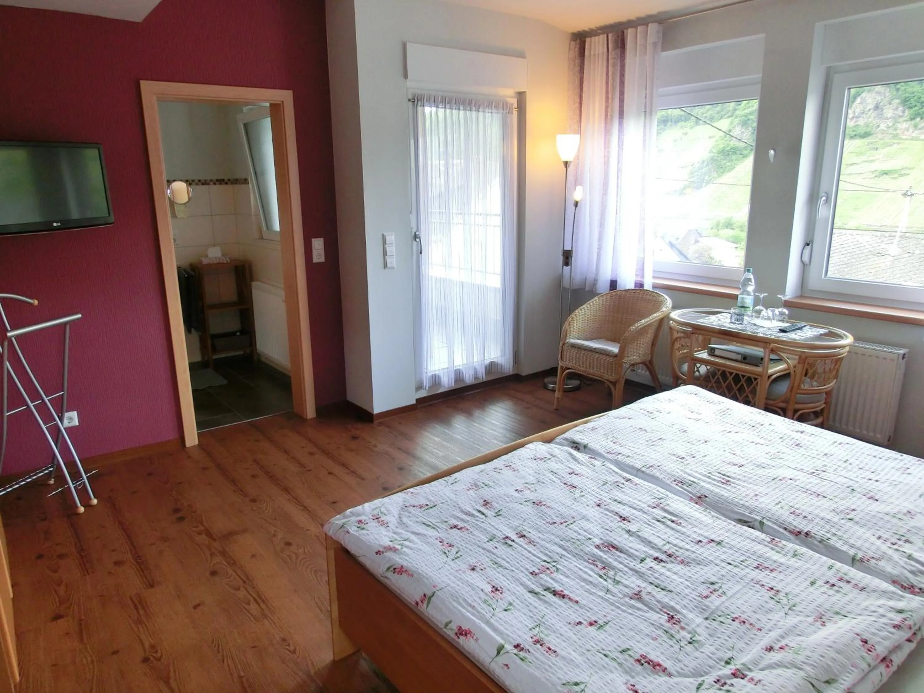 Photo of the whole room, Bed in Ferienweingut Hirschen Schulstraße