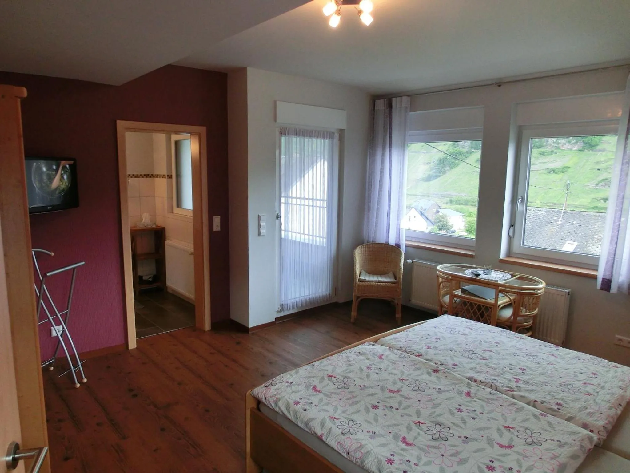 Photo of the whole room, Bed in Ferienweingut Hirschen Schulstraße