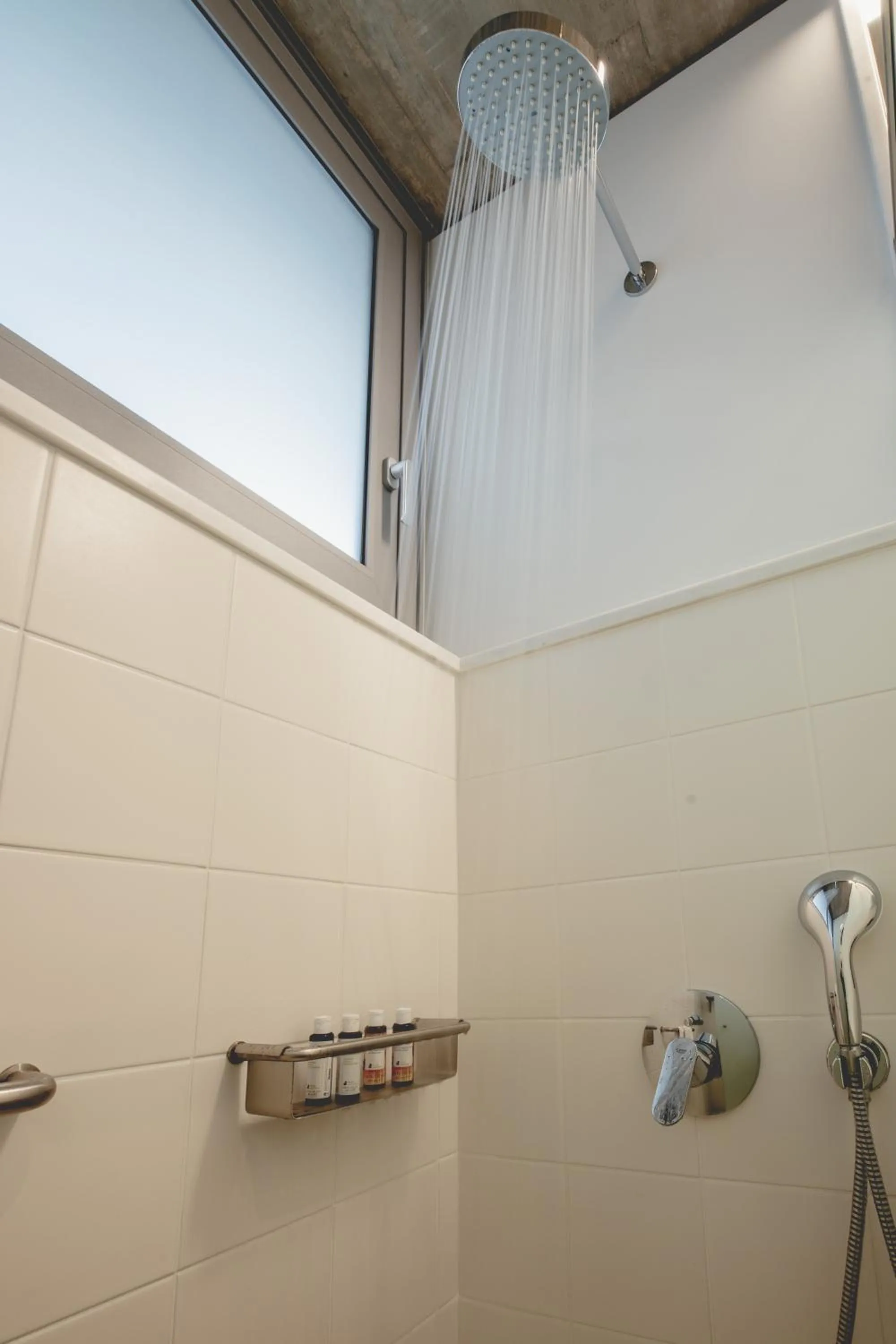 Shower in Athens BlueBuilding