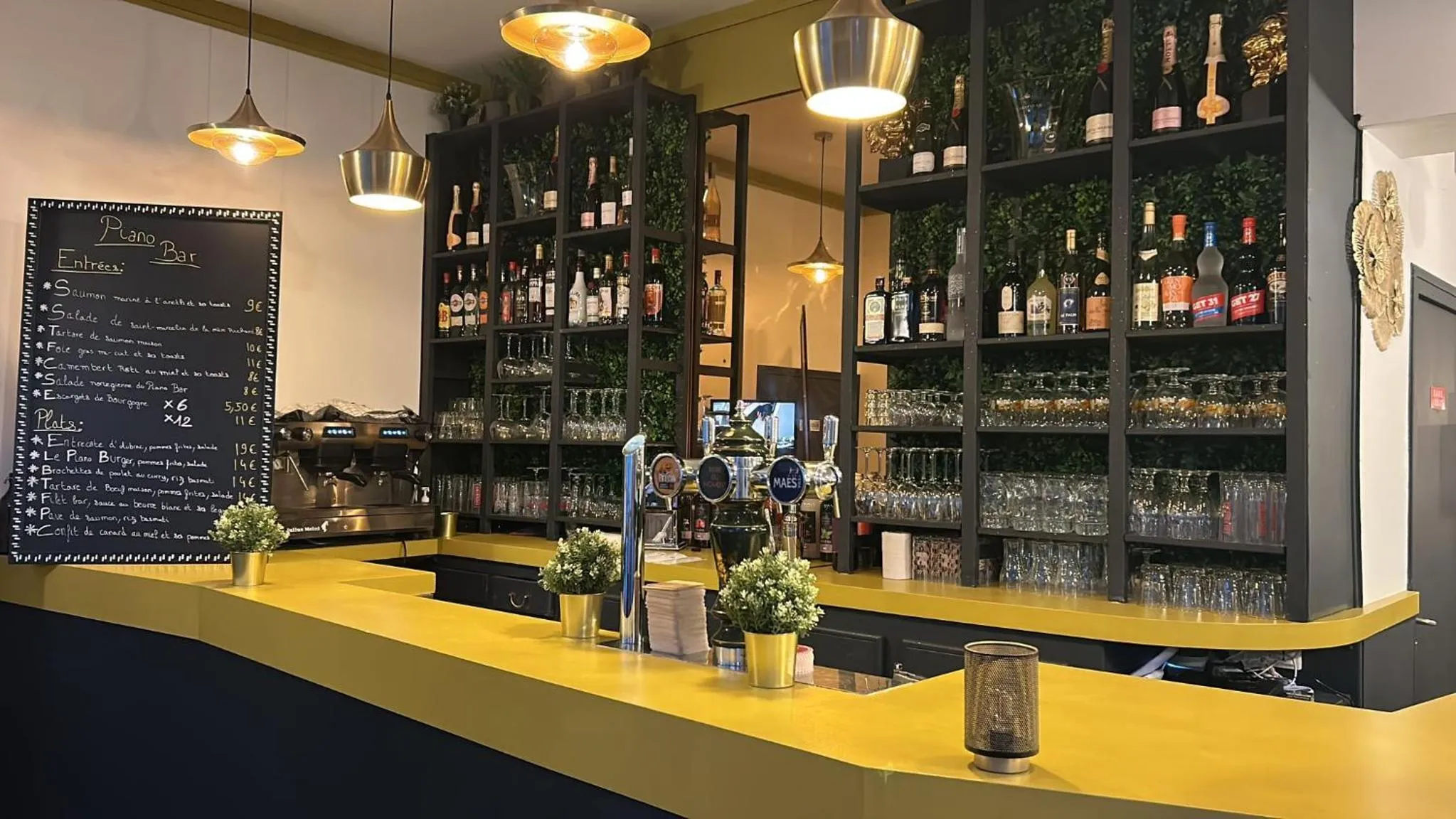 Lounge or bar in Hôtel Le Paris Brest