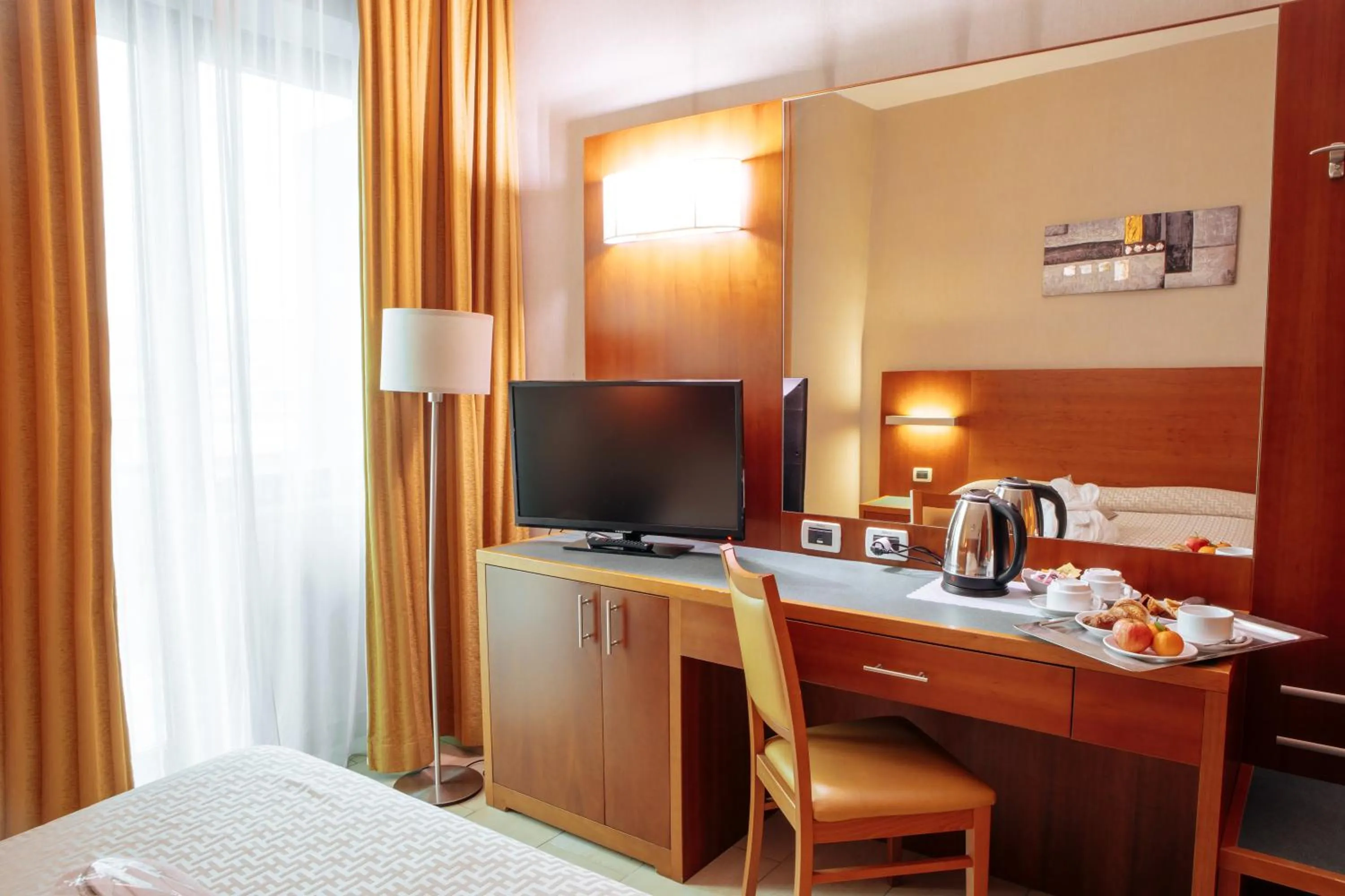 Coffee/tea facilities, Bed in Hotel Amico