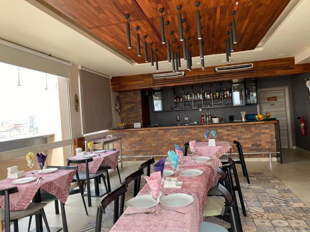 Restaurant/places to eat in Roots Hotel Apartments Abidjan