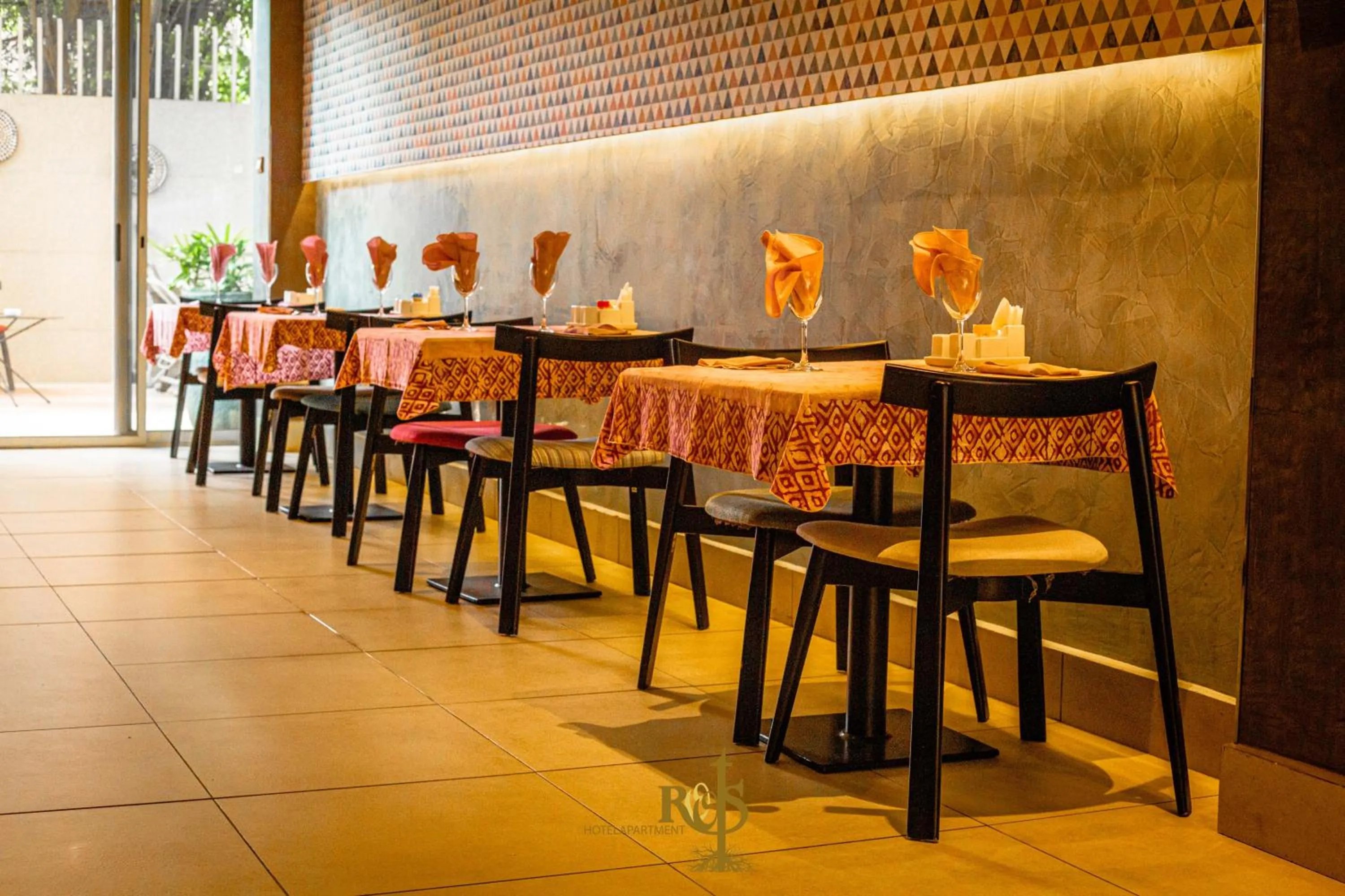 Restaurant/places to eat in Roots Hotel Apartments Abidjan