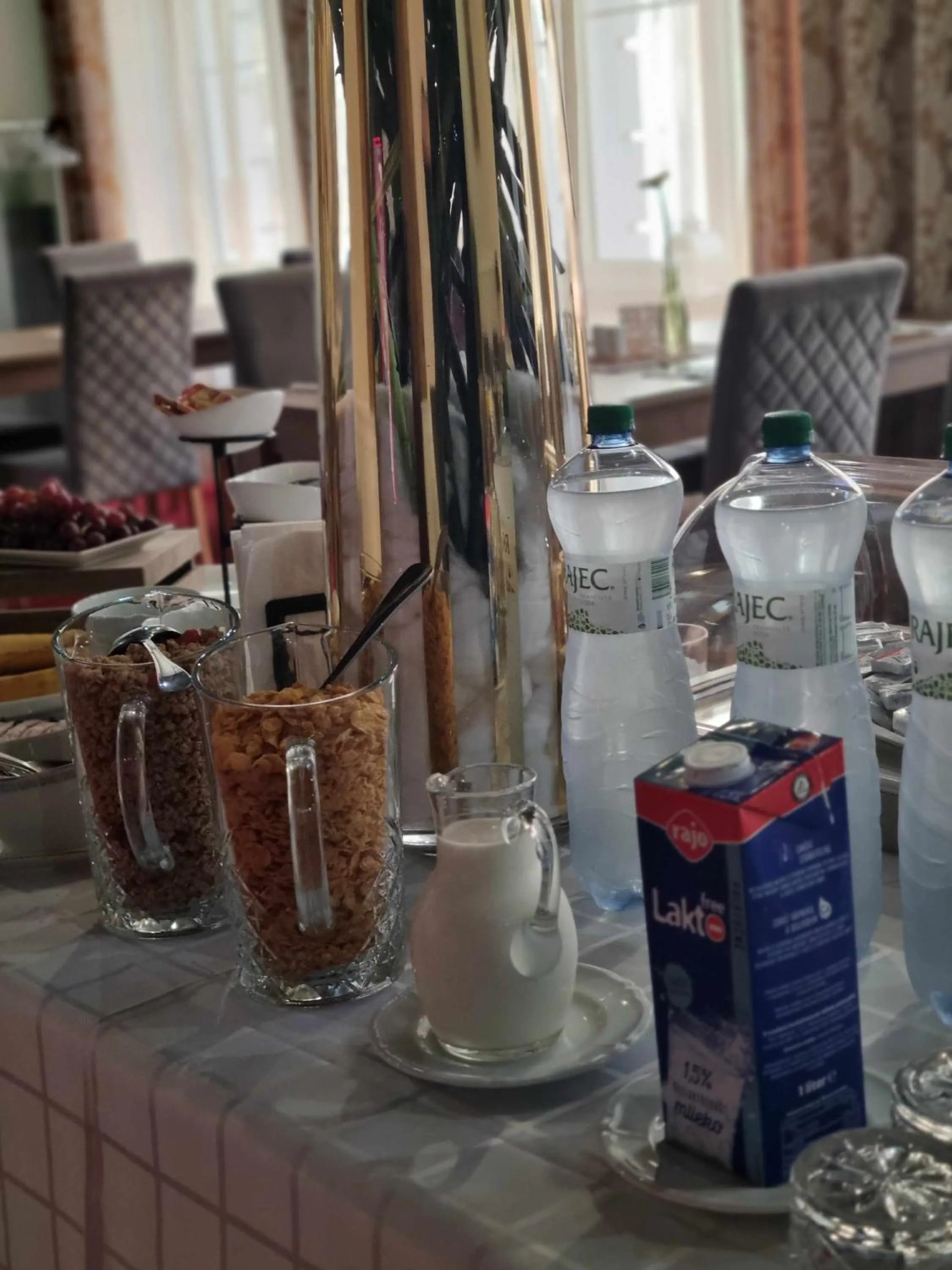 Restaurant/places to eat in Hotel Stardust