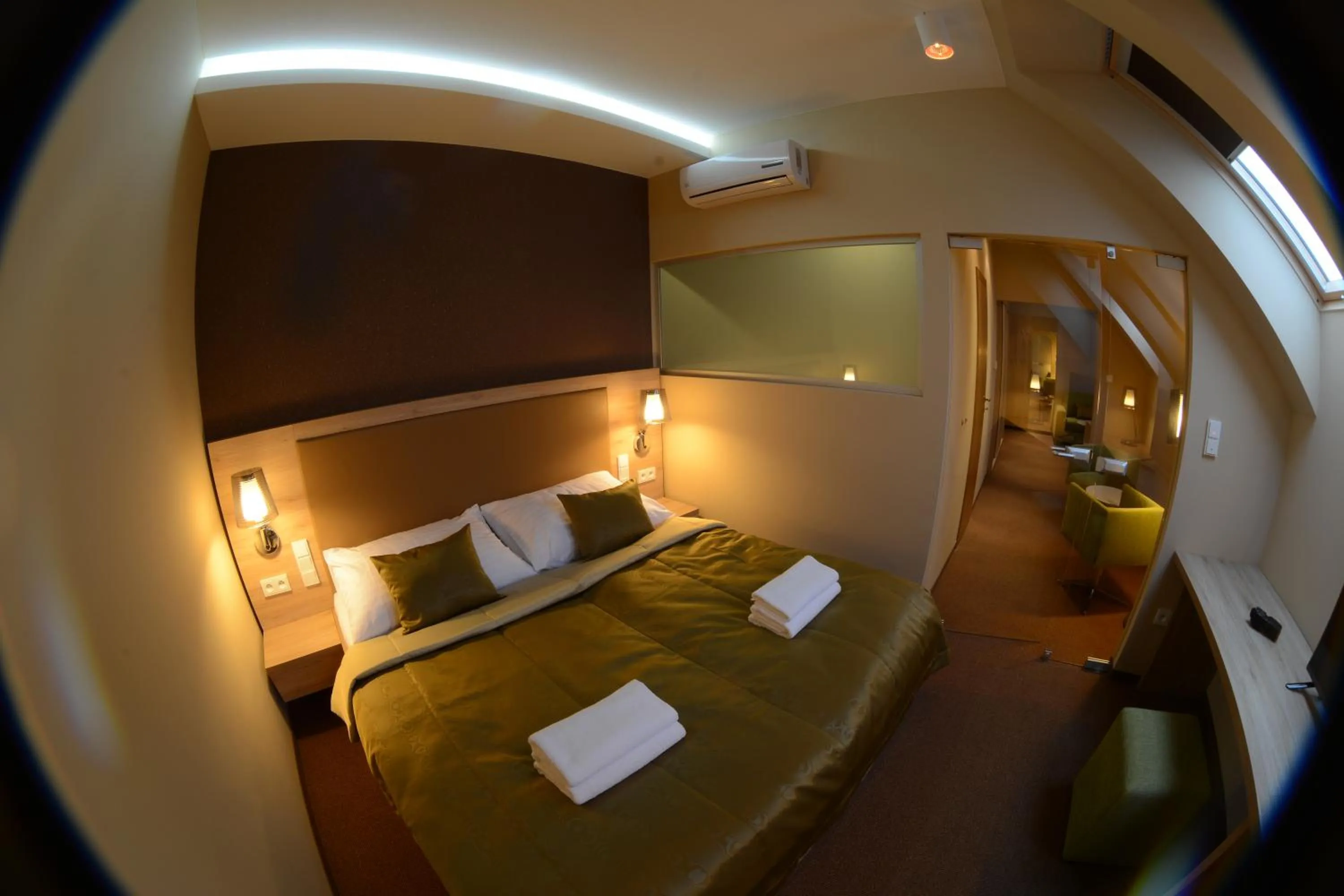 Bathroom, Bed in Hotel Stardust