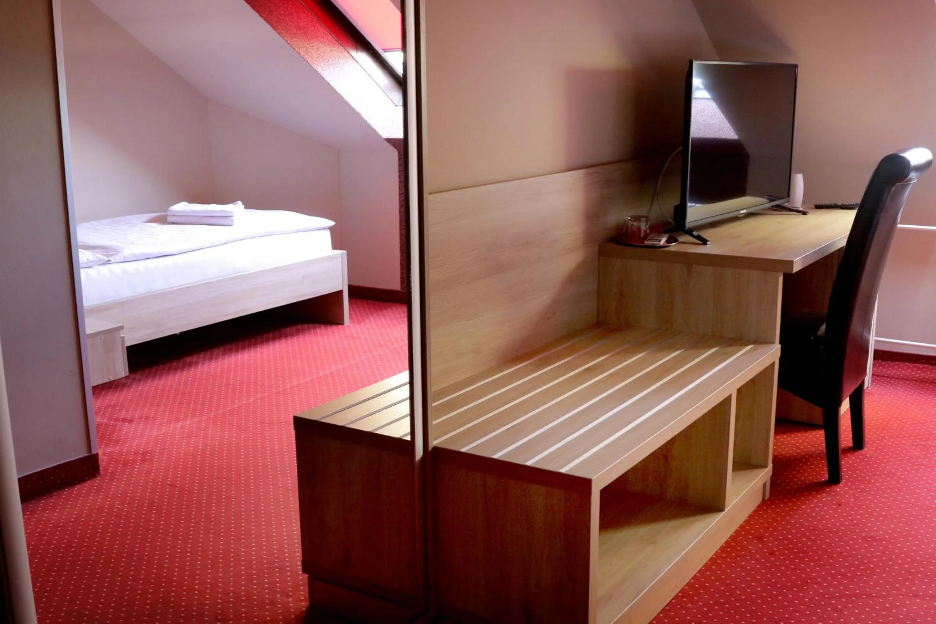 Photo of the whole room, Bed in Hotel Stardust