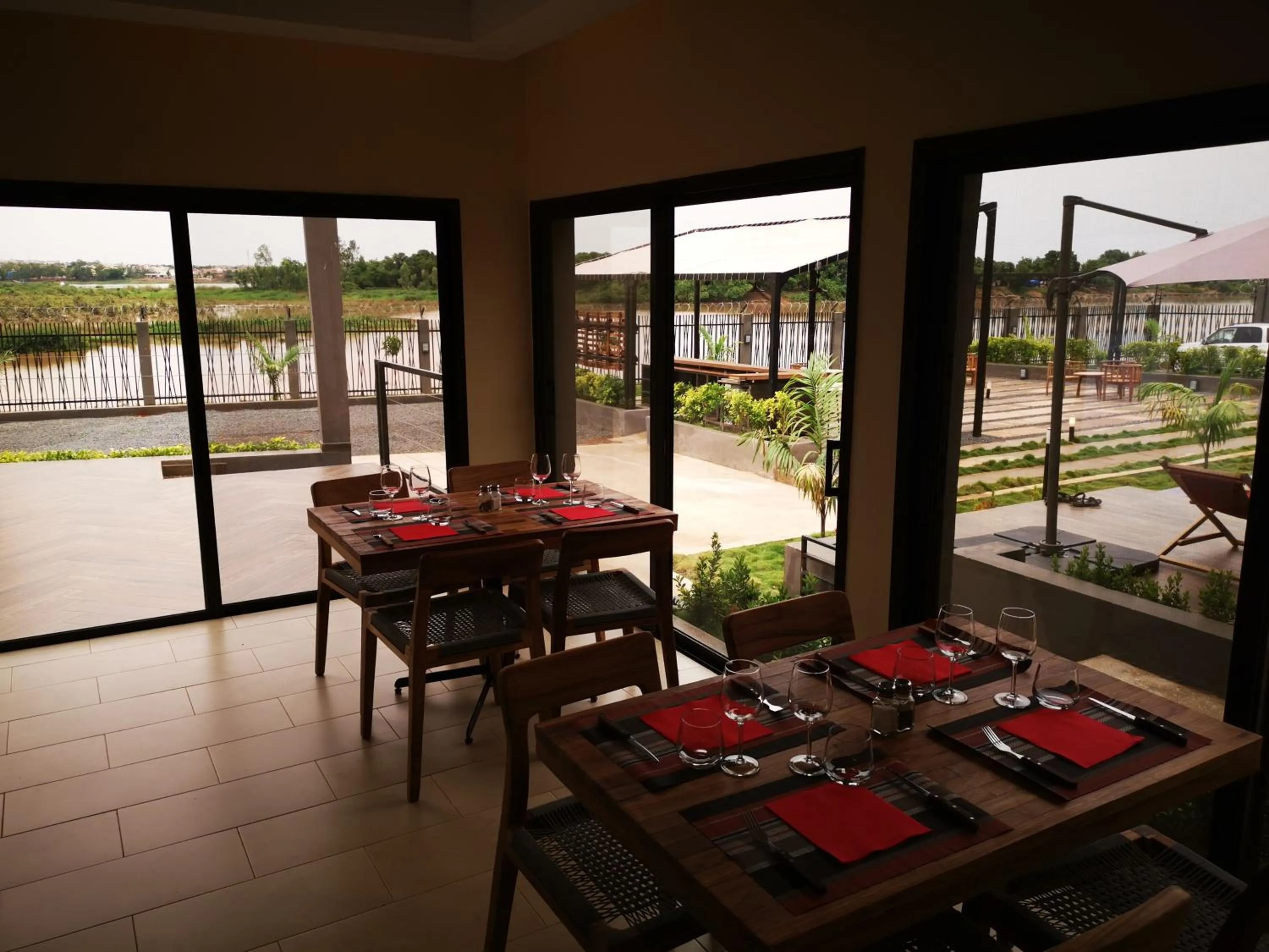 Restaurant/places to eat in Au bord de l'eau