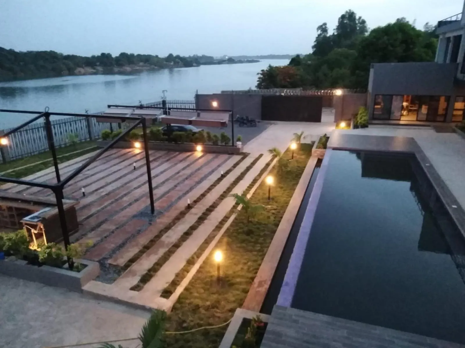 Pool view in Au bord de l'eau