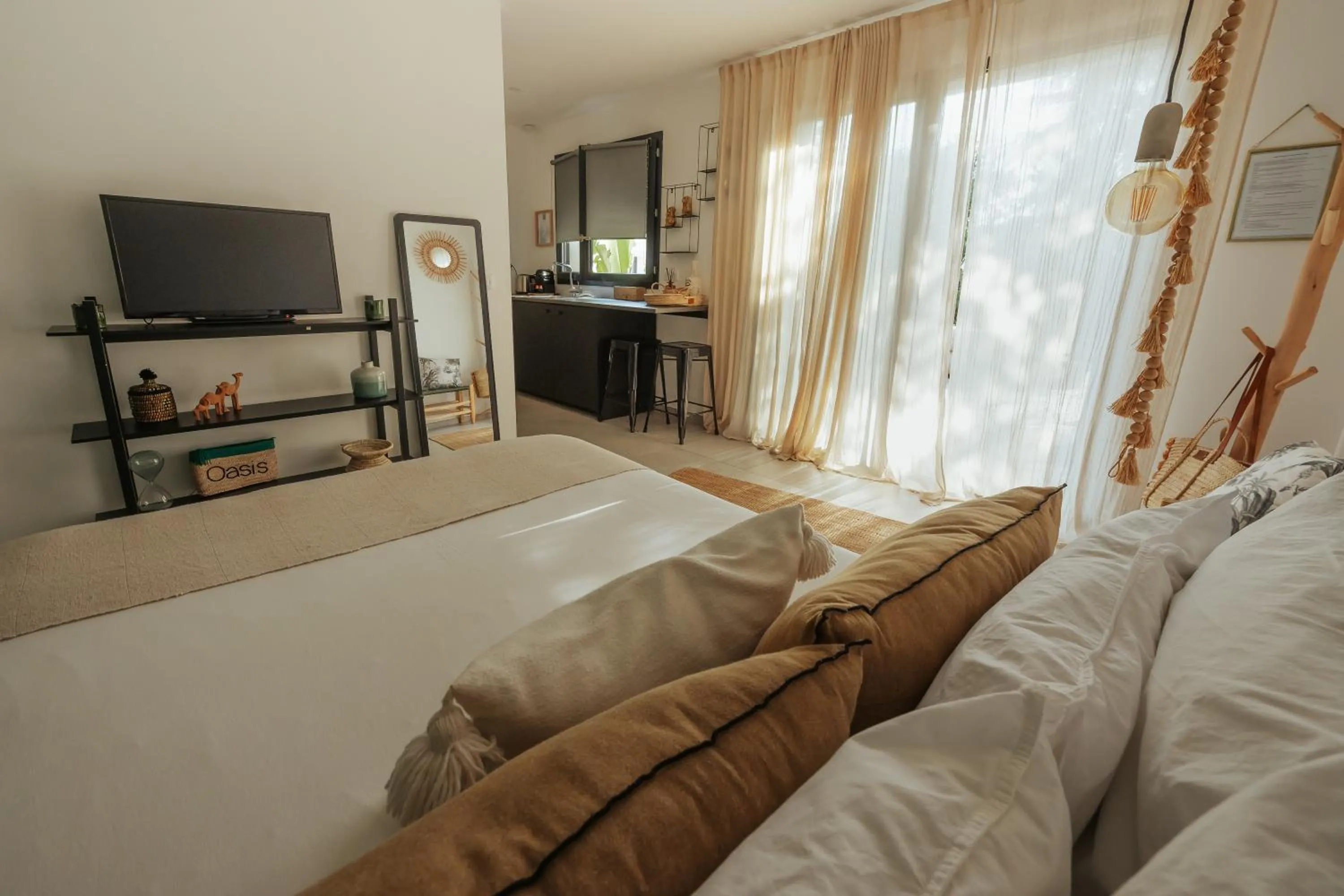 Photo of the whole room, Bed in L'Oasis Vendargues