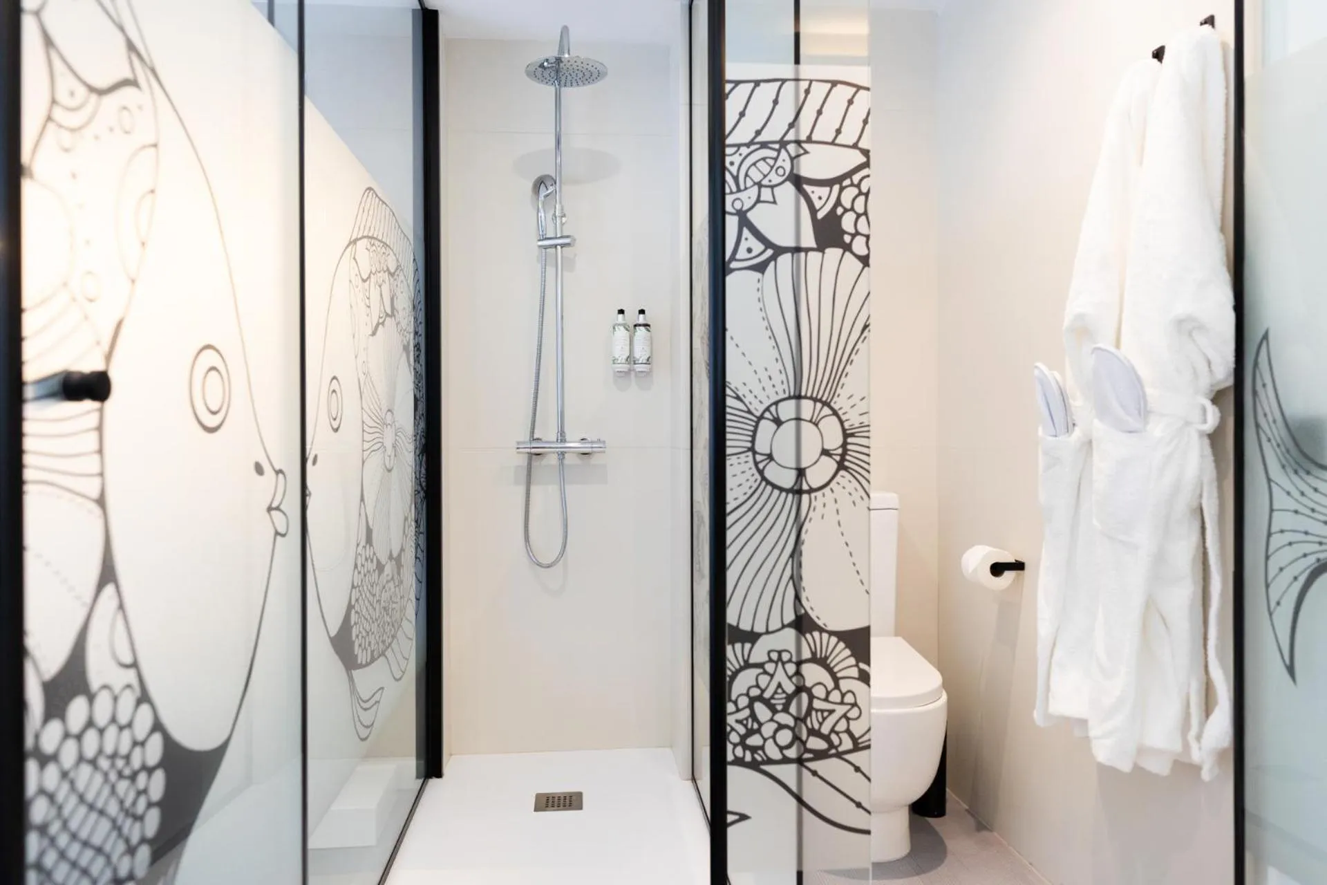 Shower in Hotel Puerto de la Luz