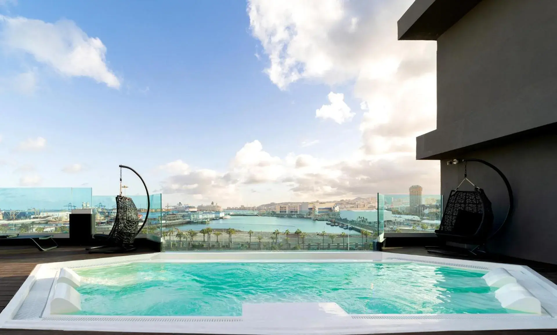 Swimming pool in Hotel Puerto de la Luz Swimming pool in Hotel Puerto de la Luz