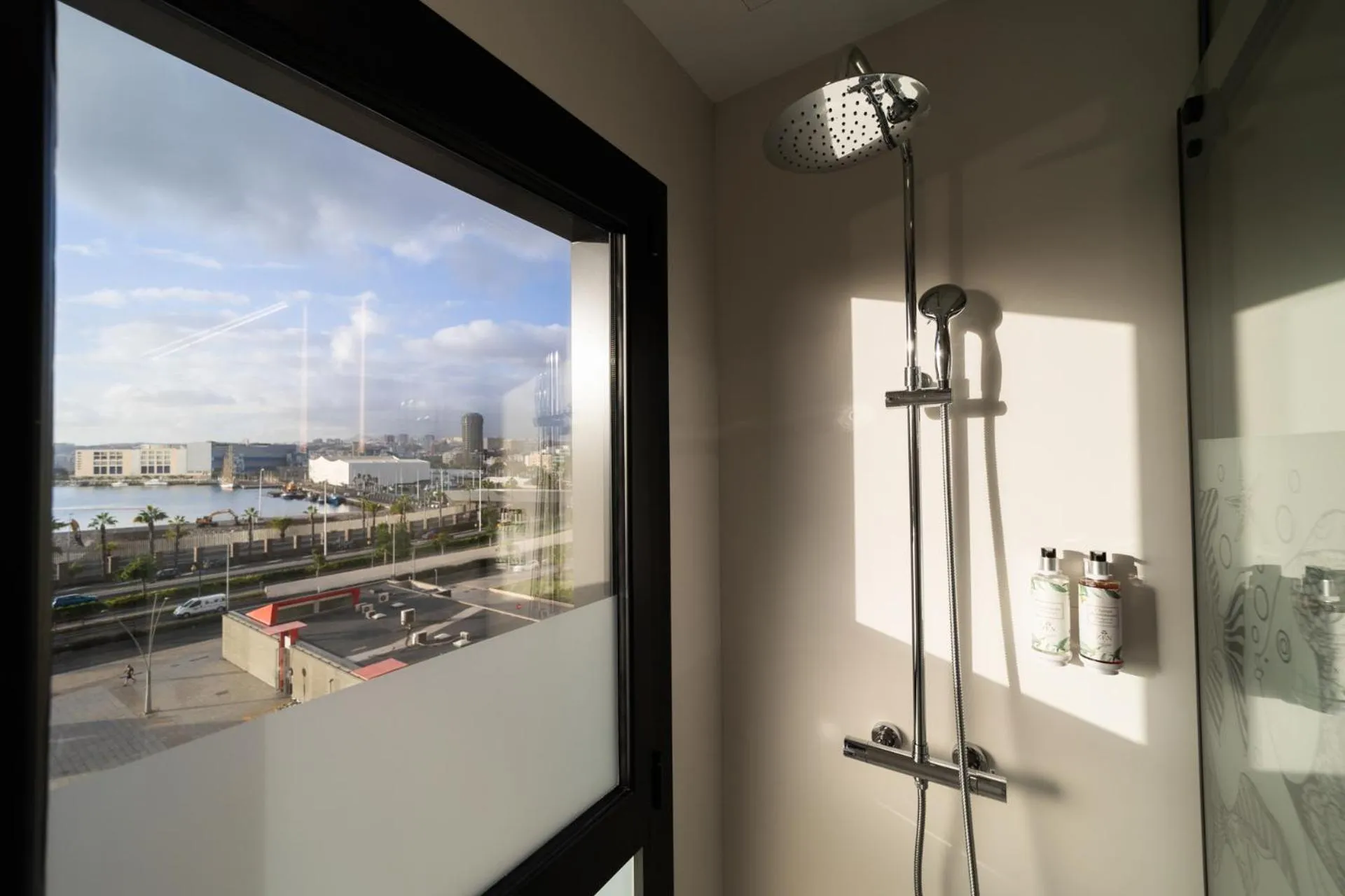 Shower in Hotel Puerto de la Luz