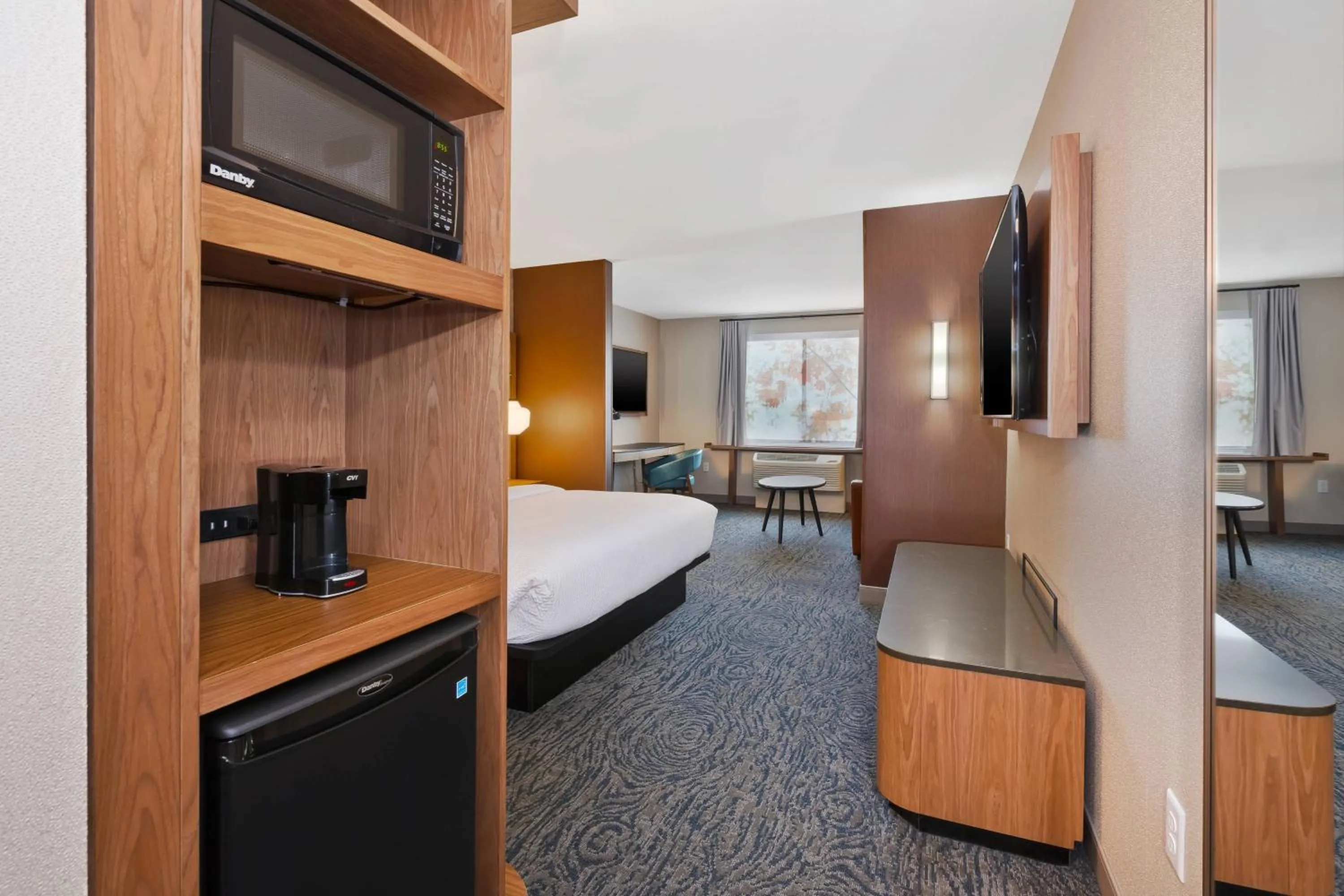 Photo of the whole room, Bed in Fairfield Inn & Suites by Marriott Kalamazoo