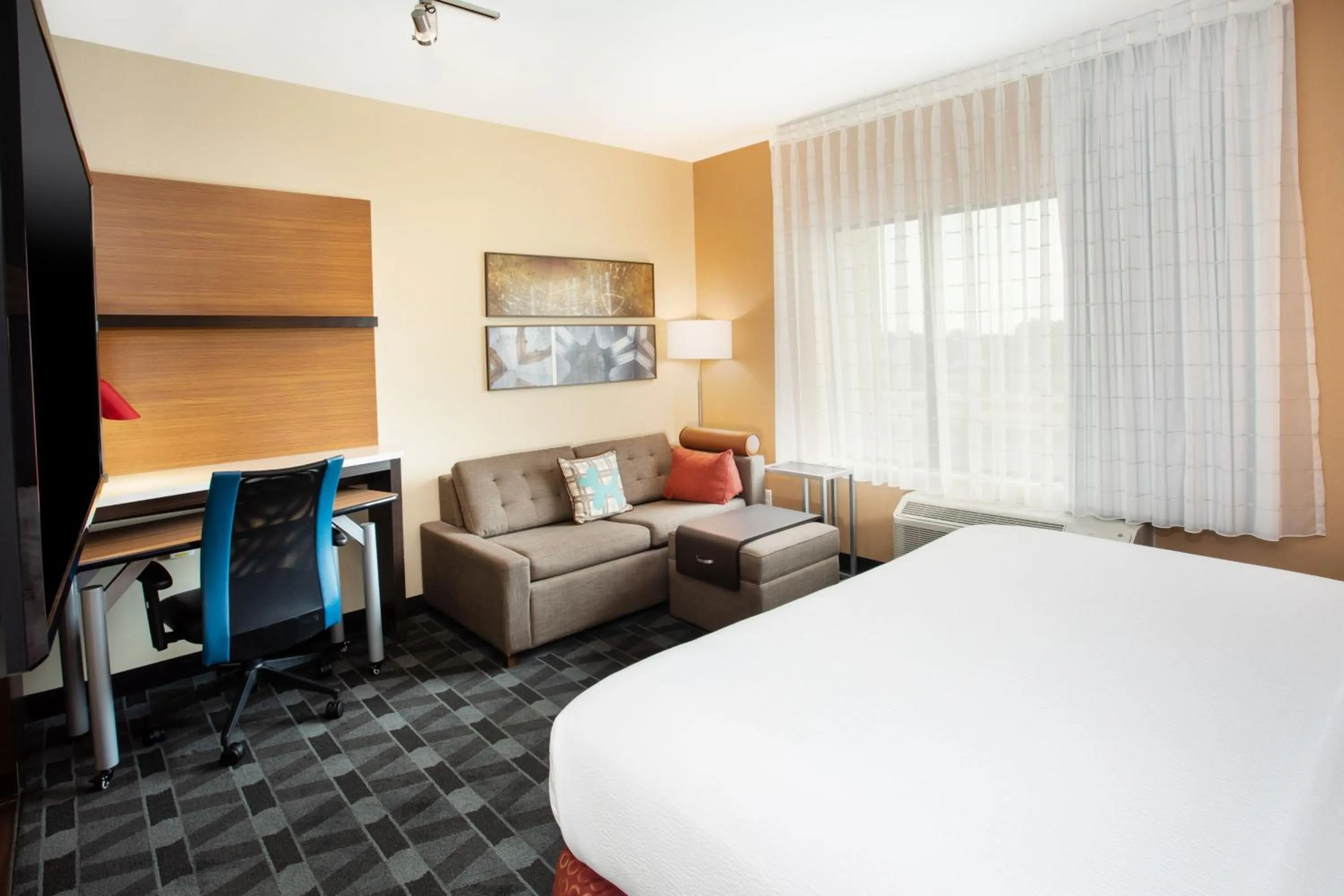 Photo of the whole room, Bed in TownePlace Suites by Marriott Detroit Belleville