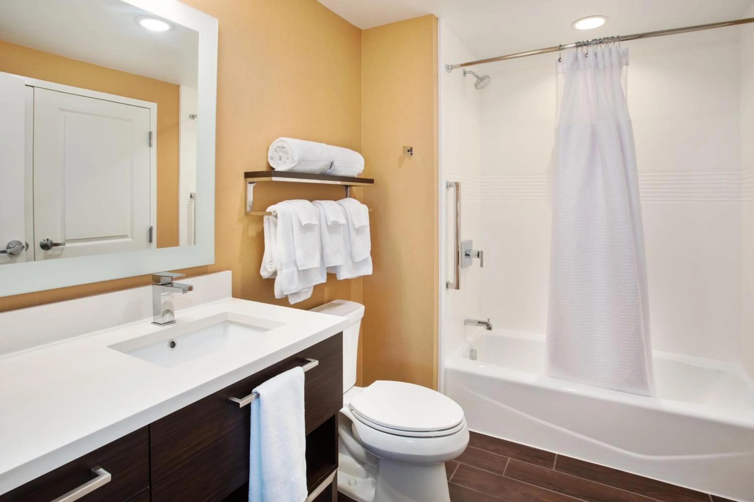 Bathroom in TownePlace Suites by Marriott Detroit Belleville