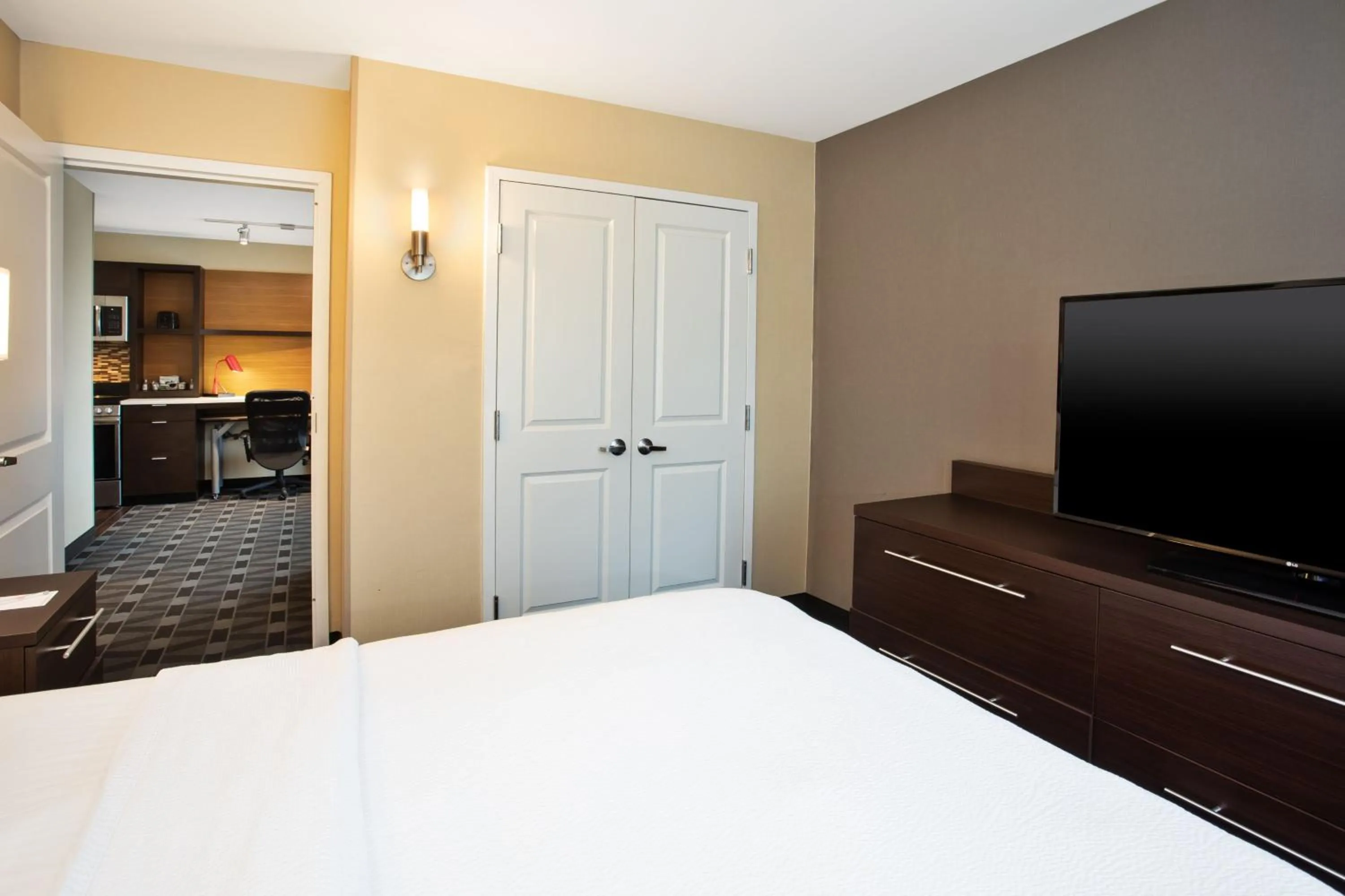 Bedroom, Bed in TownePlace Suites by Marriott Detroit Belleville