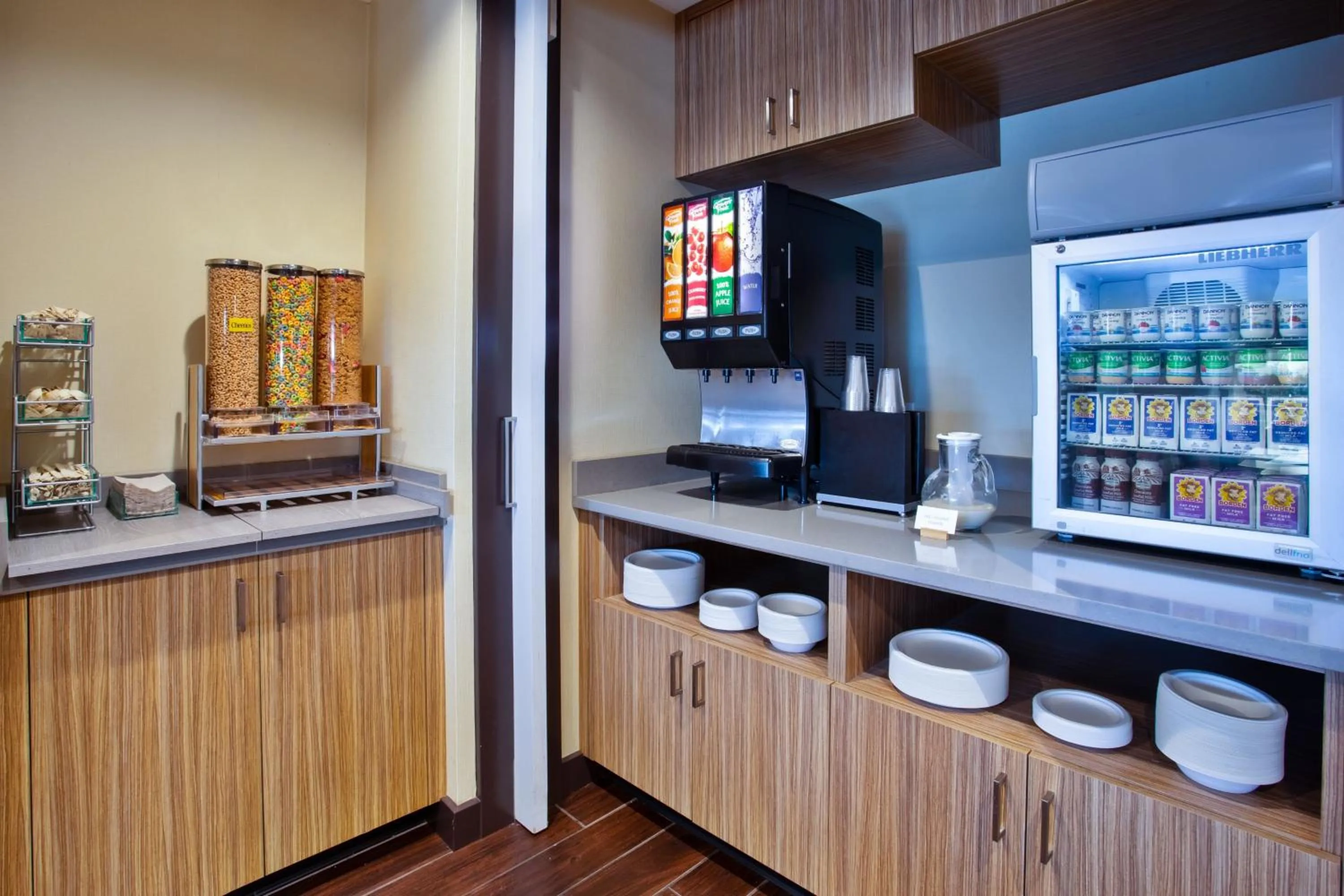 Breakfast in TownePlace Suites by Marriott Detroit Belleville