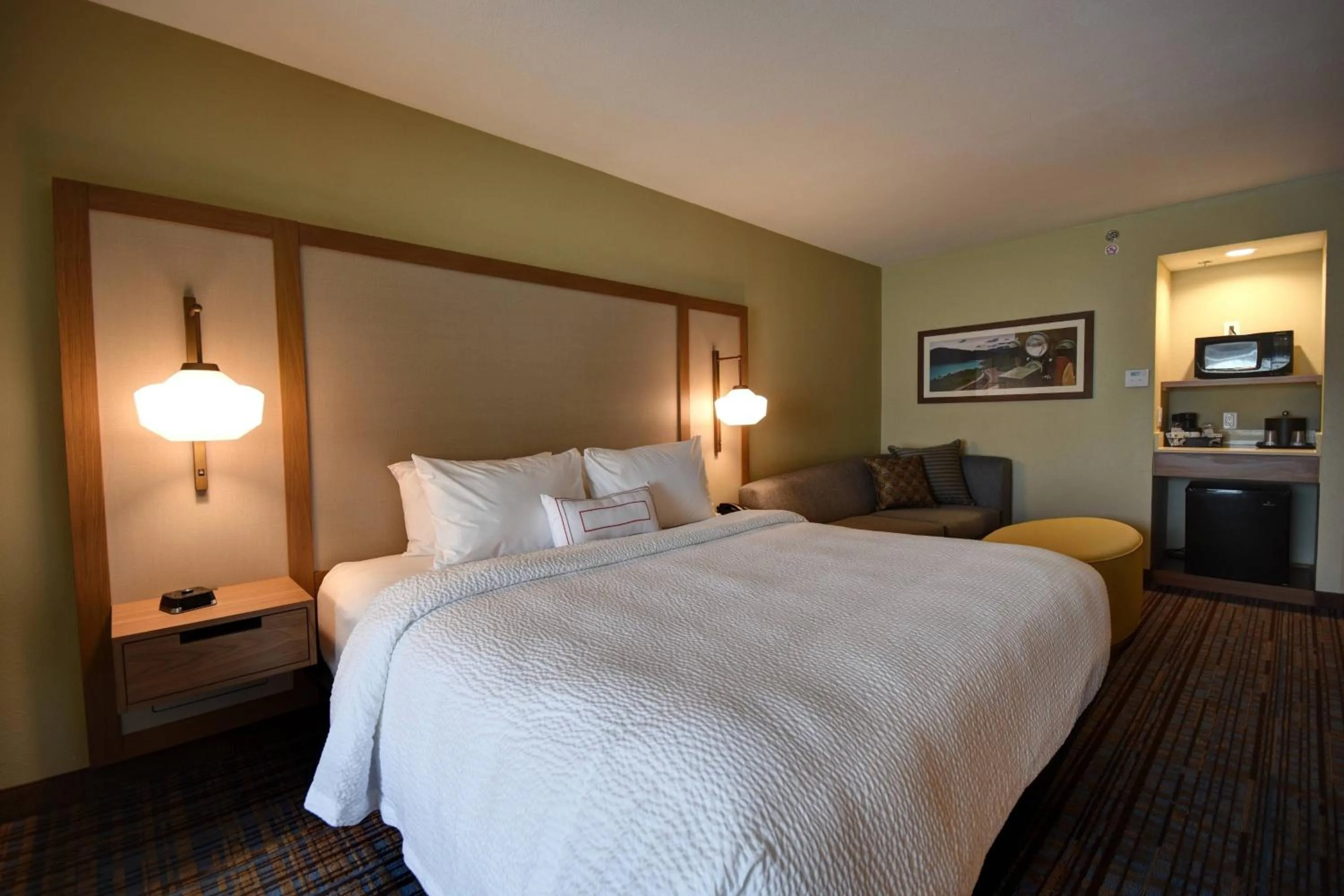 Photo of the whole room, Bed in Fairfield Inn & Suites by Marriott Milwaukee North