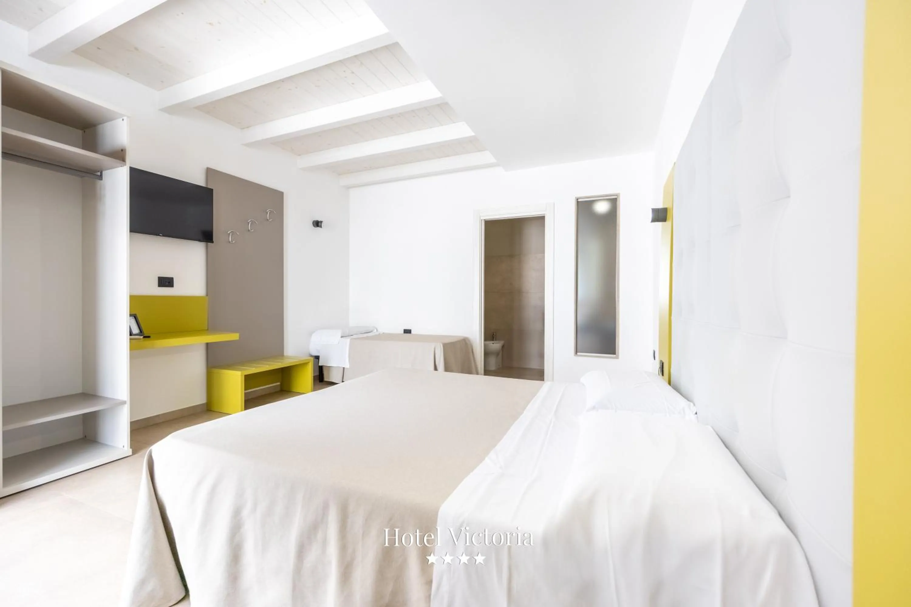 Shower, Bed in Hotel Victoria