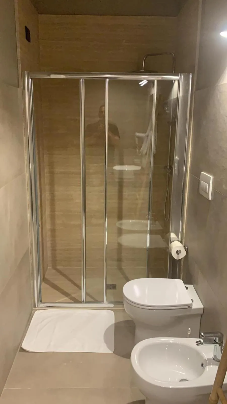 Shower in Hotel Victoria