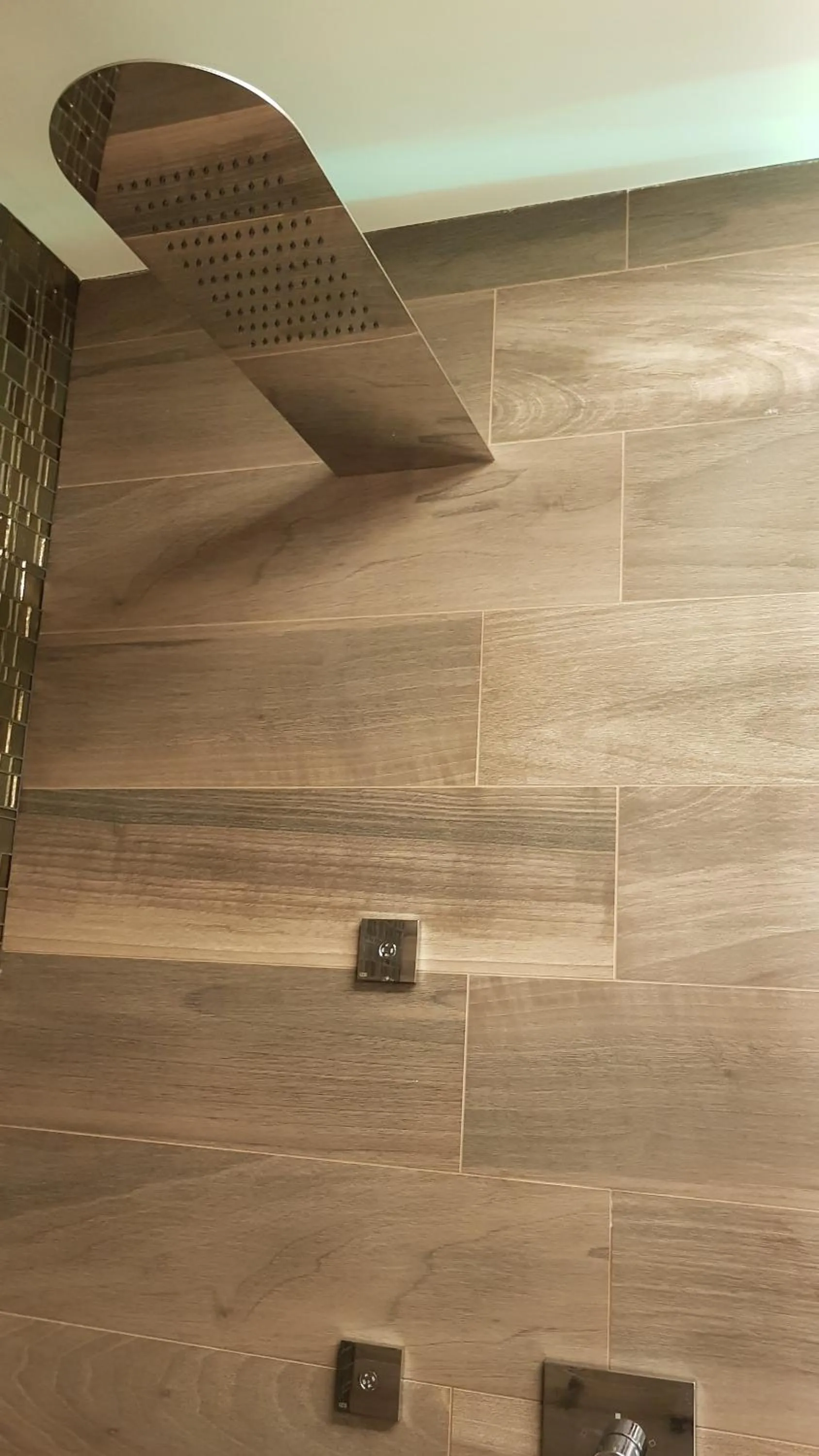 Shower in Hotel Victoria