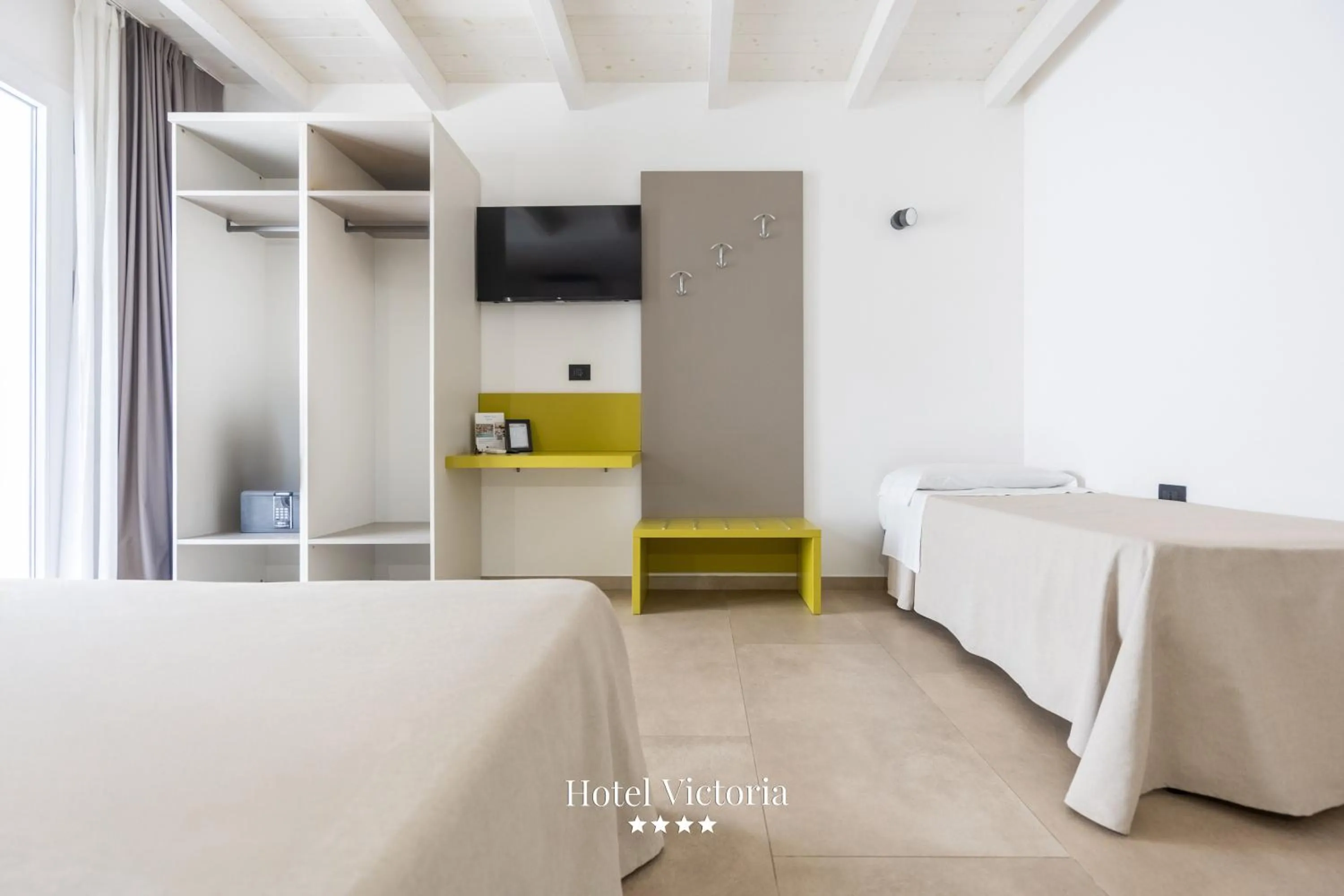 Toilet, Bed in Hotel Victoria