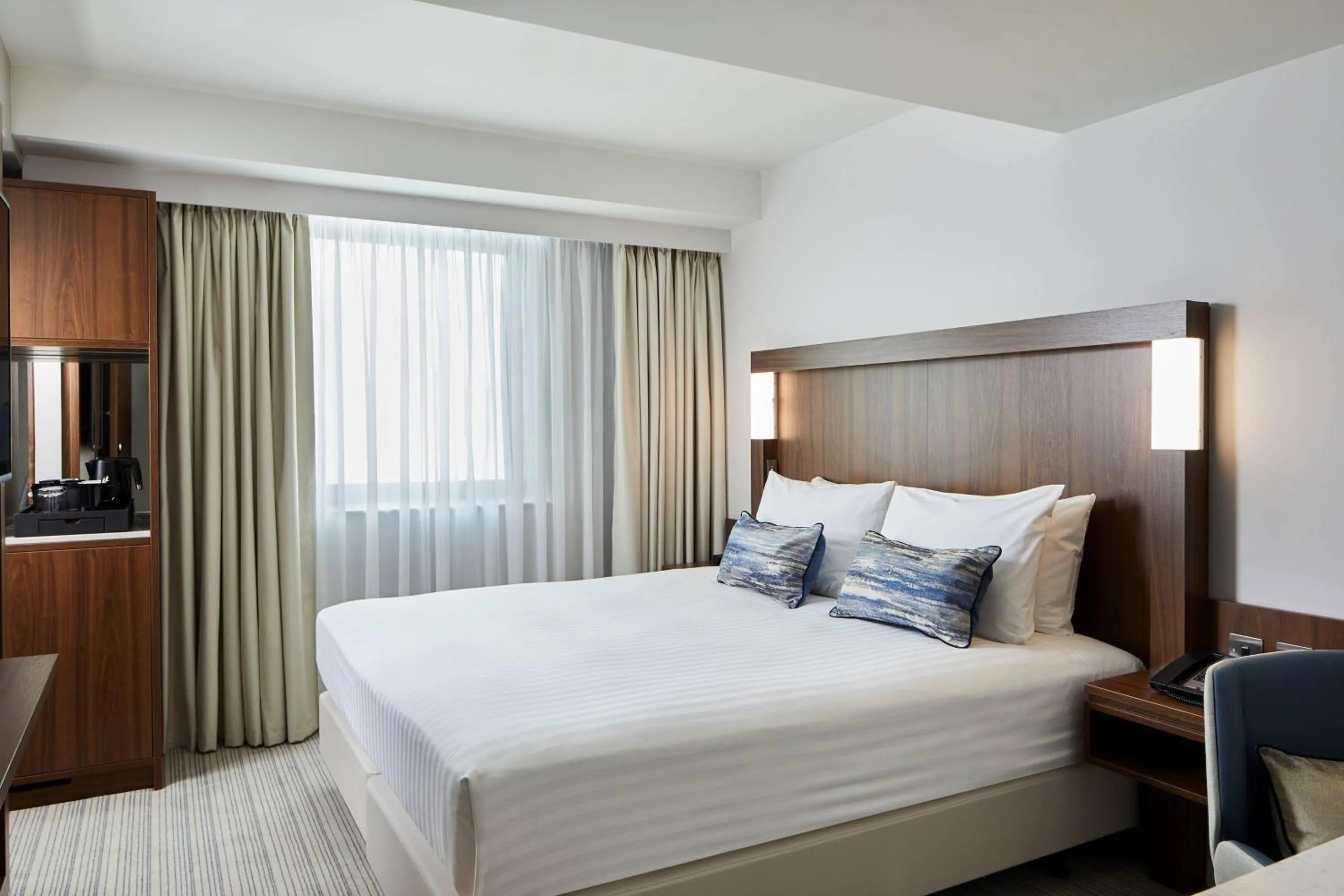 Photo of the whole room, Bed in Courtyard by Marriott Oxford City Centre