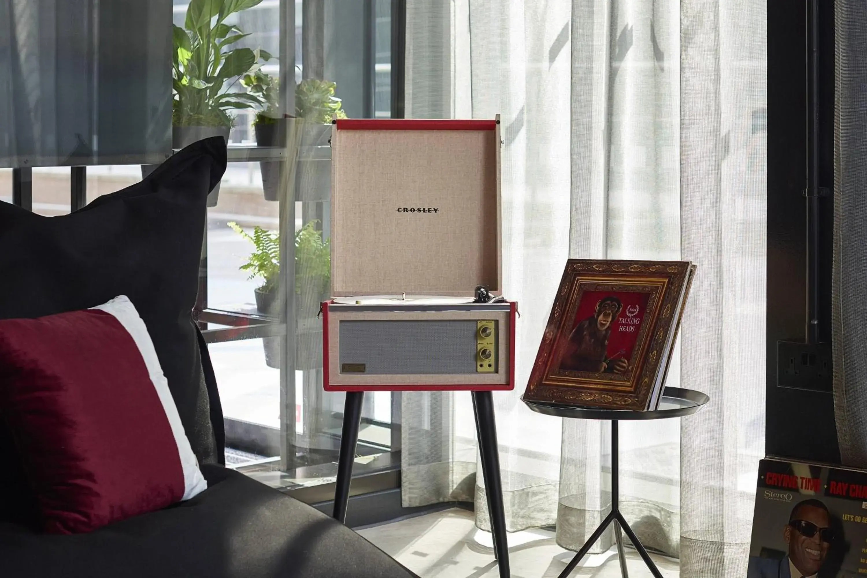 Living room in Moxy York Living room in Moxy York