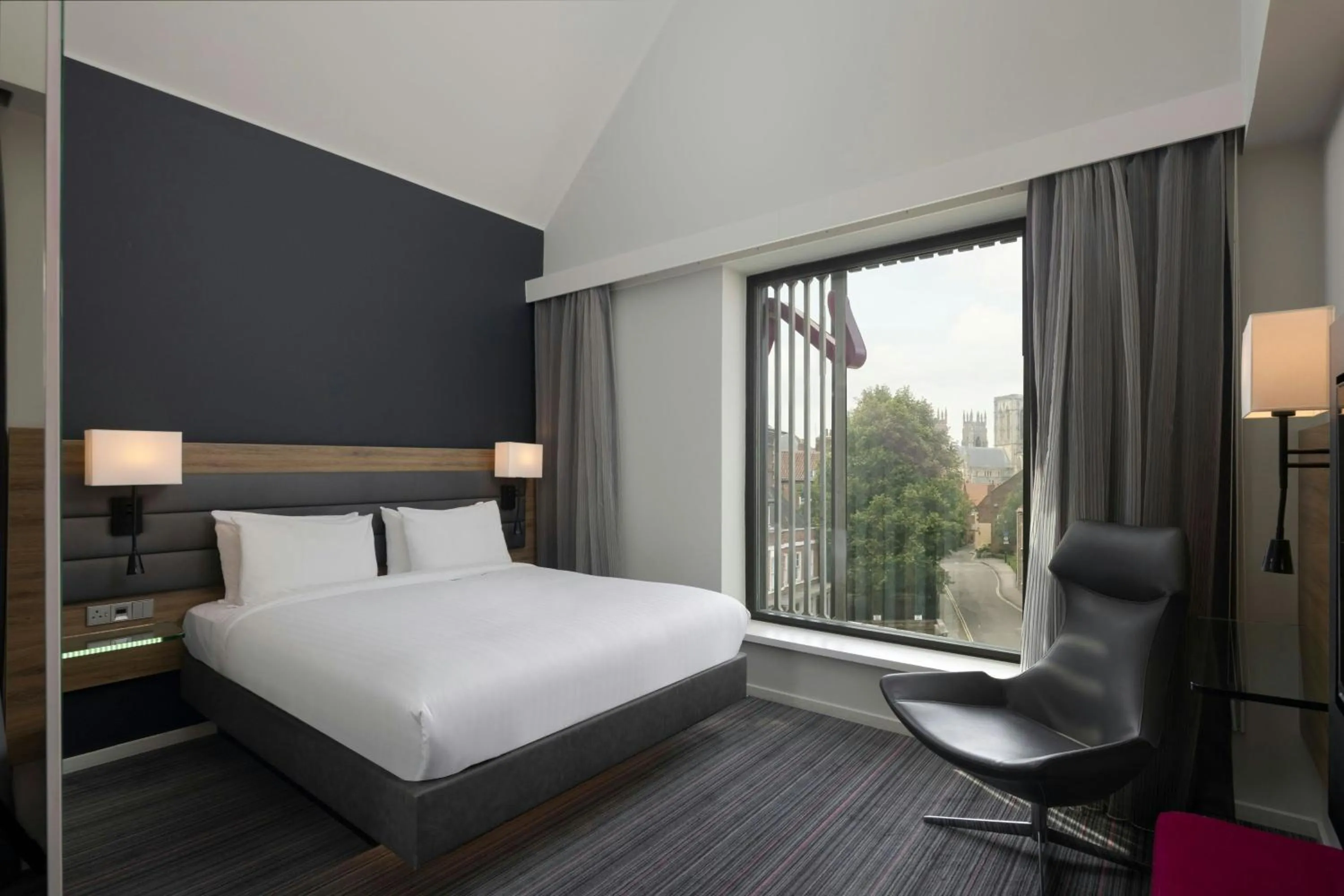 Photo of the whole room, Bed in Moxy York