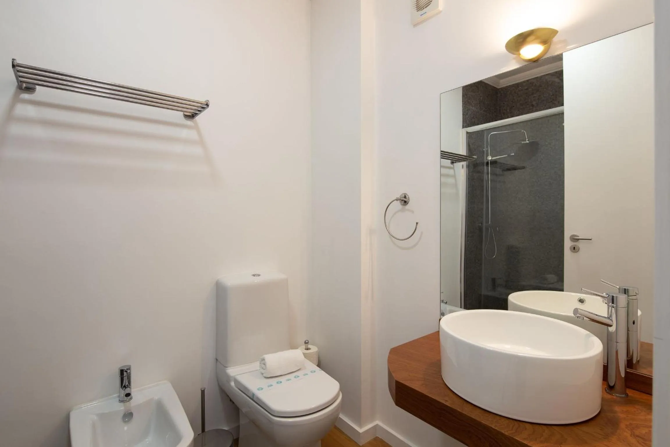 LovelyStay - Penthouse Balcony Apartment