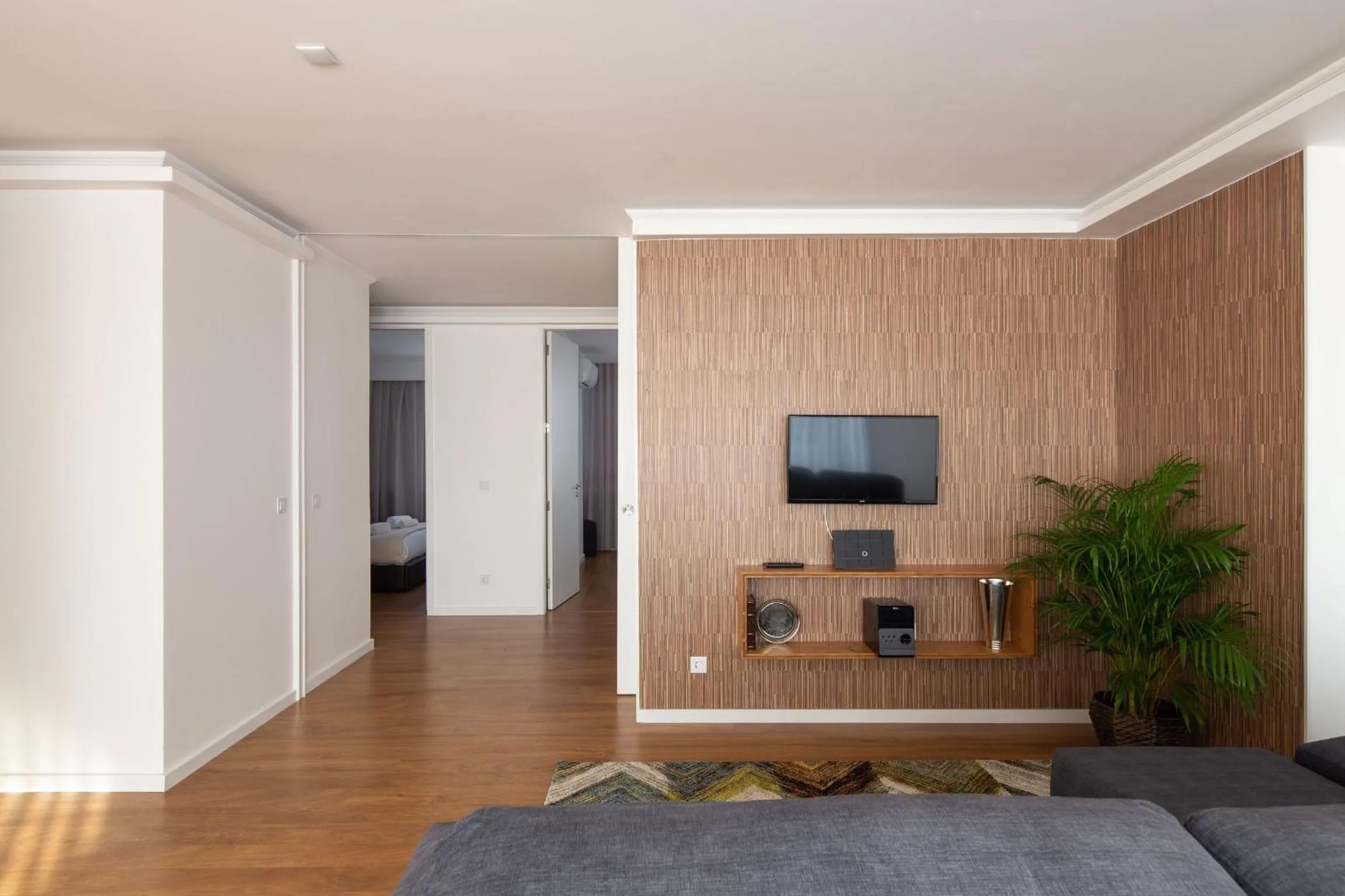 LovelyStay - Penthouse Balcony Apartment