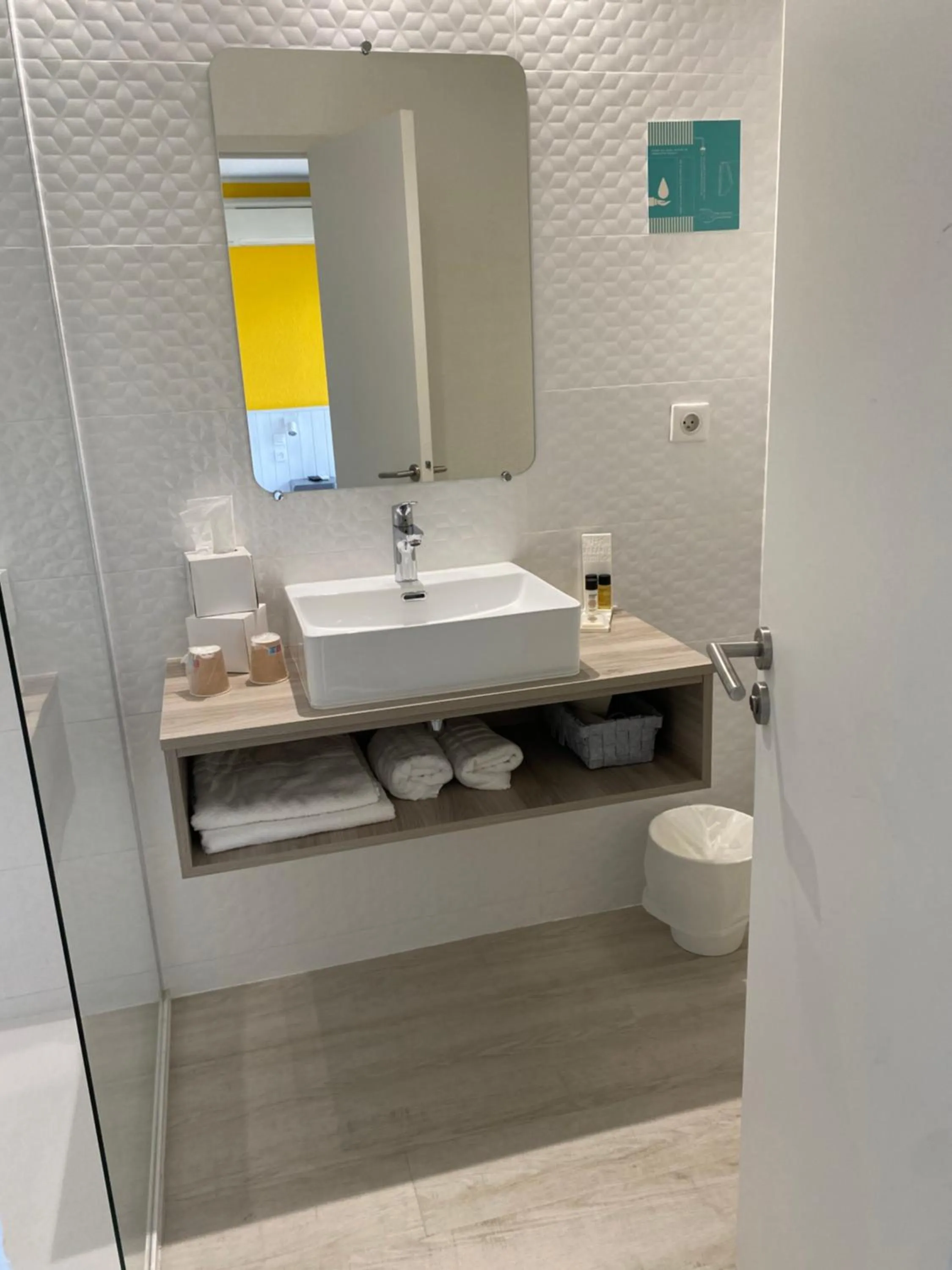 Bathroom in Hôtel Saint-Clair, côté Plage