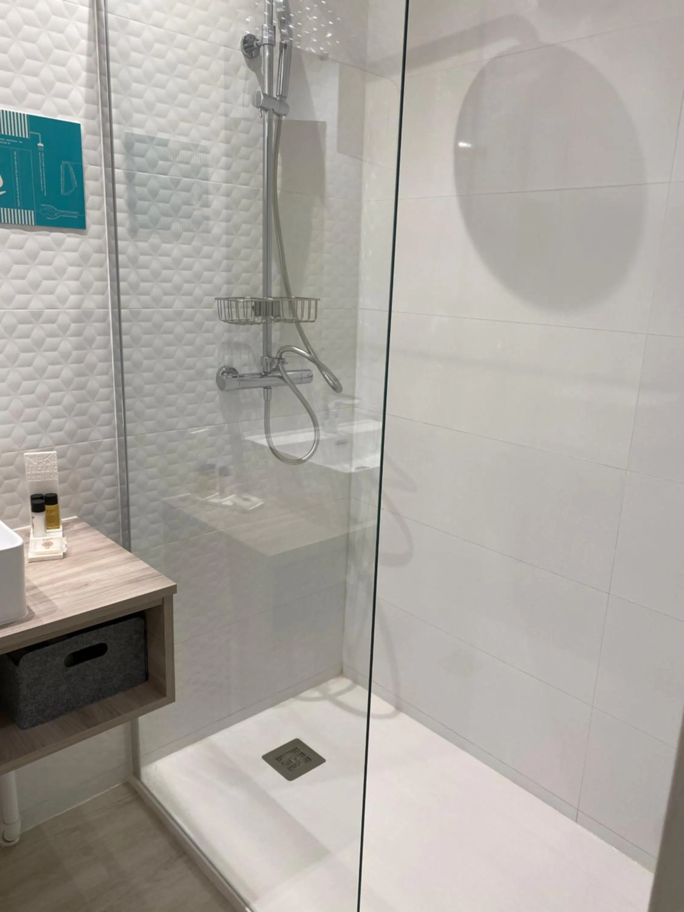 Shower in Hôtel Saint-Clair, côté Plage