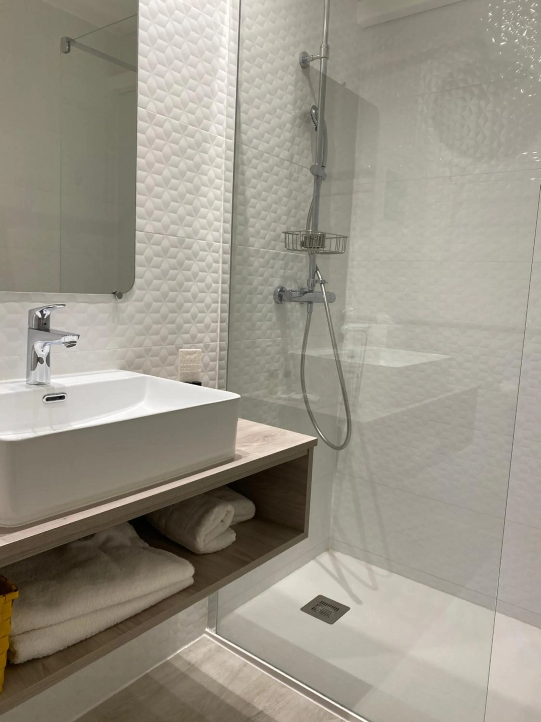Shower in Hôtel Saint-Clair, côté Plage