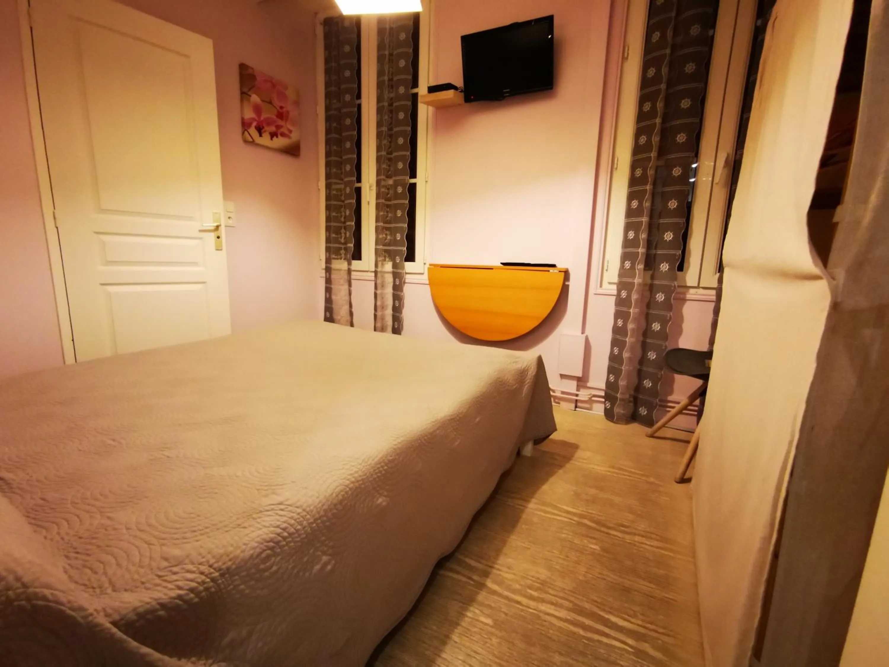 Bed in Logis Hôtel & Restaurant Le Saint Savinien