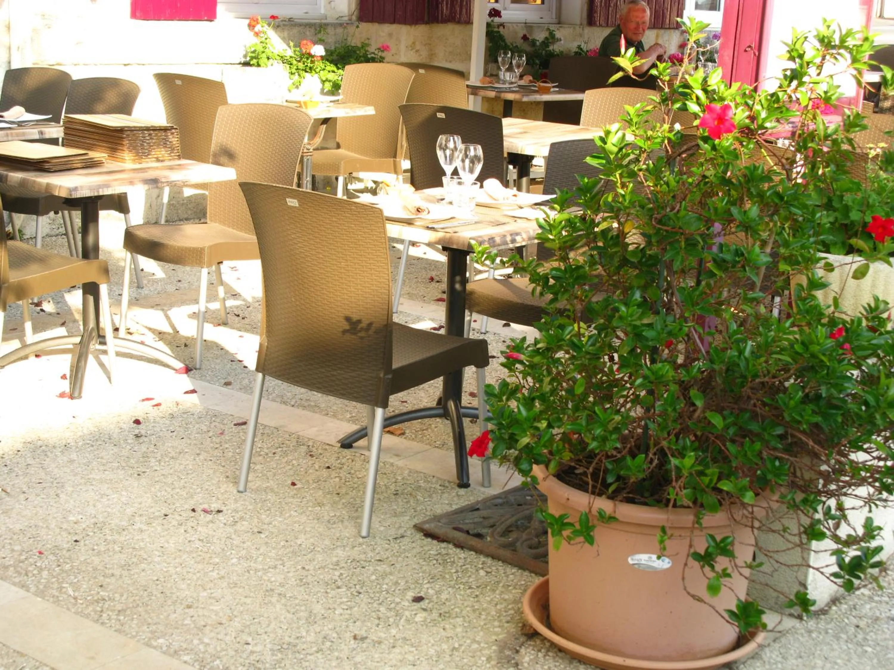 Restaurant/places to eat in Logis Hôtel & Restaurant Le Saint Savinien