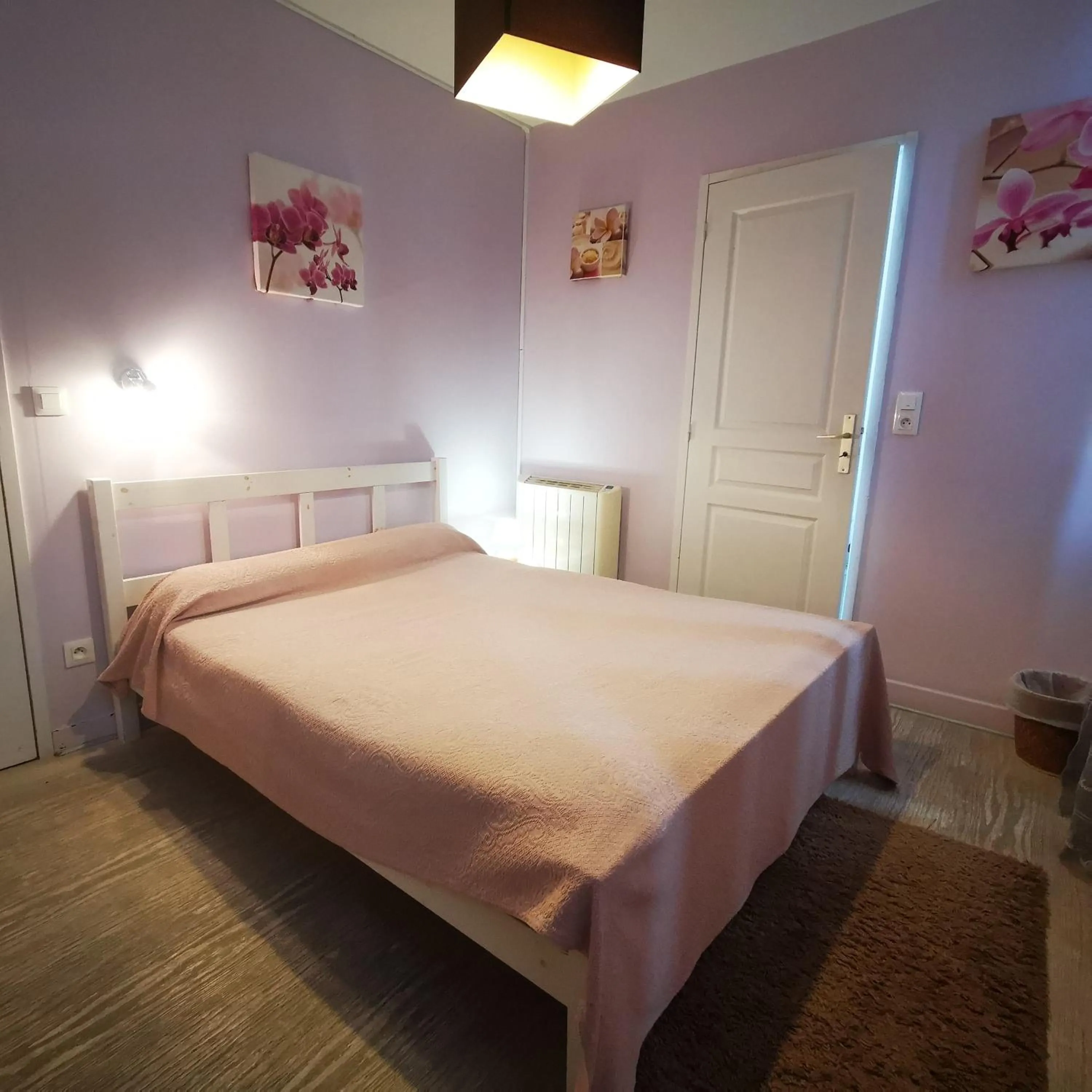 Property building, Bed in Logis Hôtel & Restaurant Le Saint Savinien