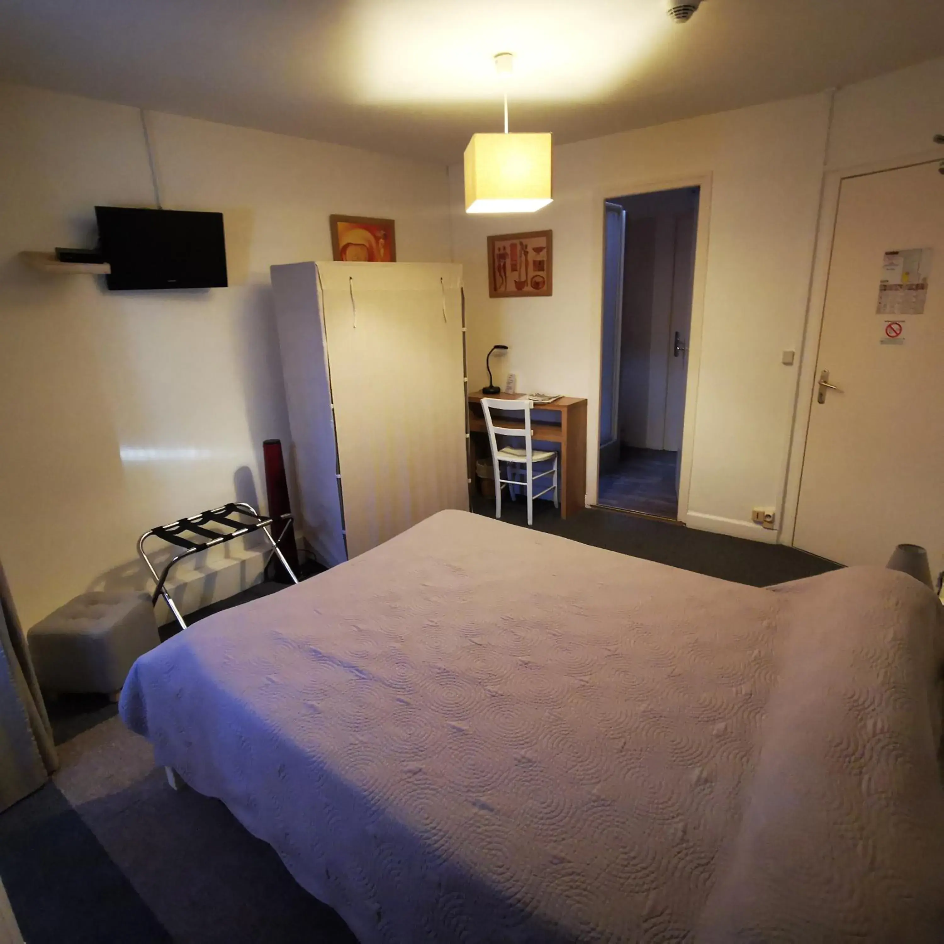 Triple Room with Private Bathroom in Logis Hôtel & Restaurant Le Saint Savinien Triple Room with Private Bathroom in Logis Hôtel & Restaurant Le Saint Savinien