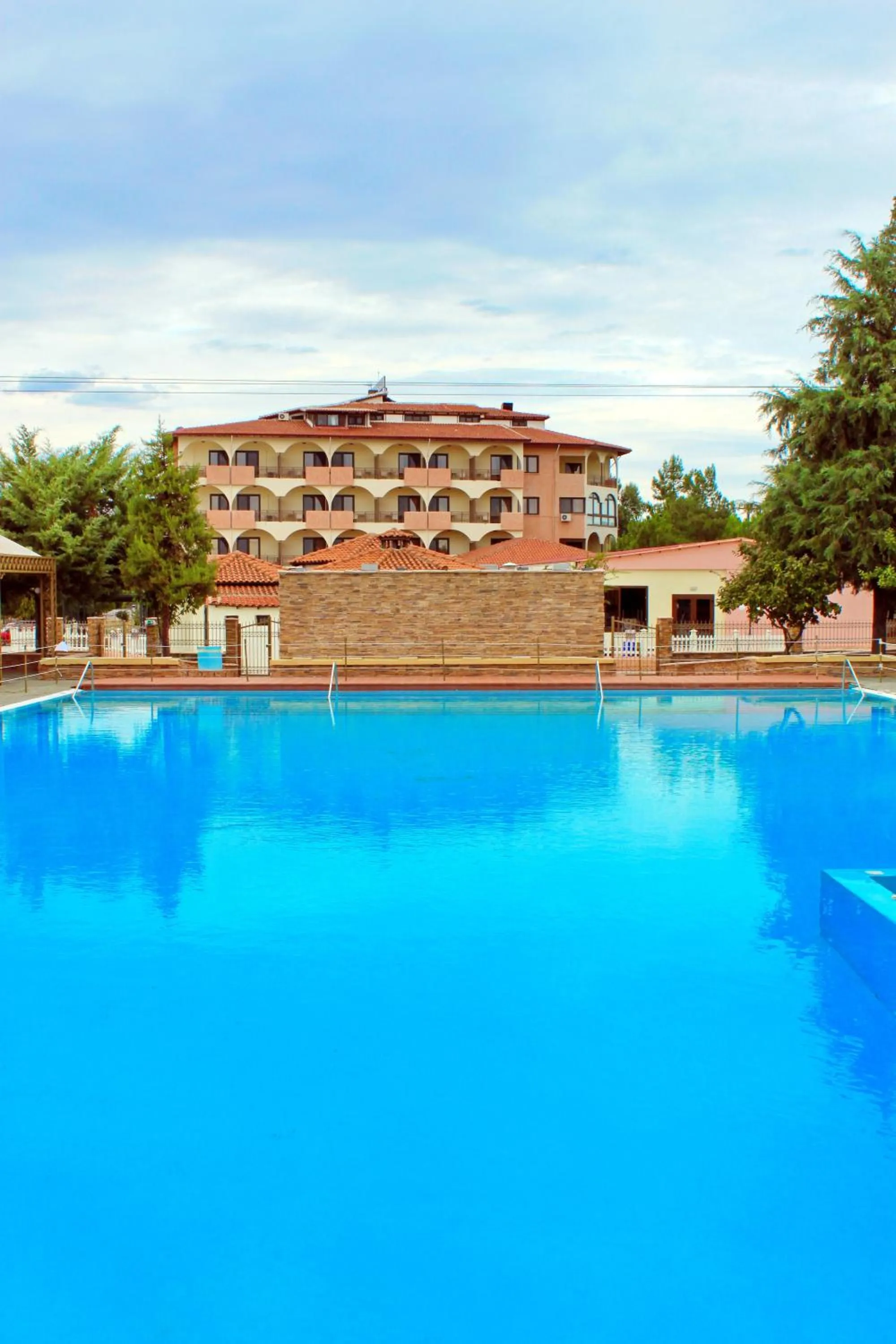 Swimming pool in Chris & Eve Mansion