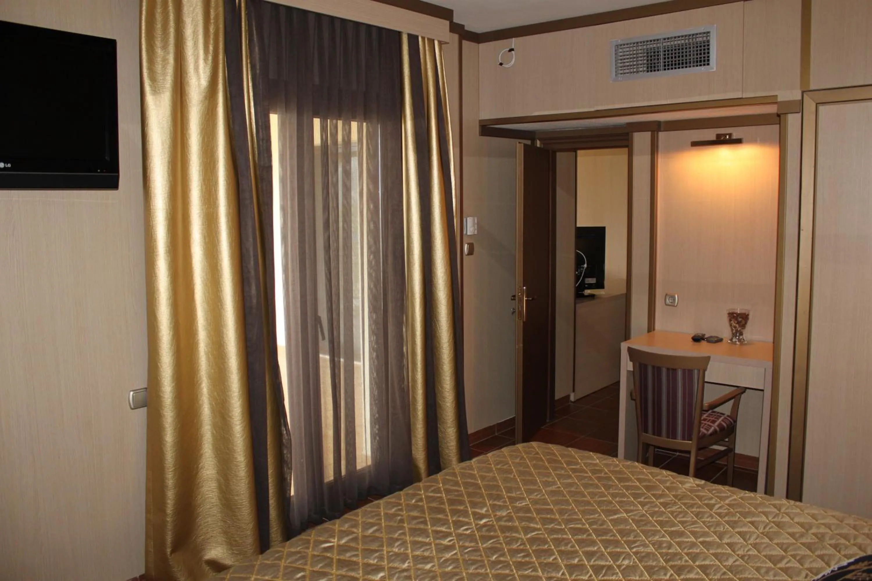 Photo of the whole room, Bed in Chris & Eve Mansion