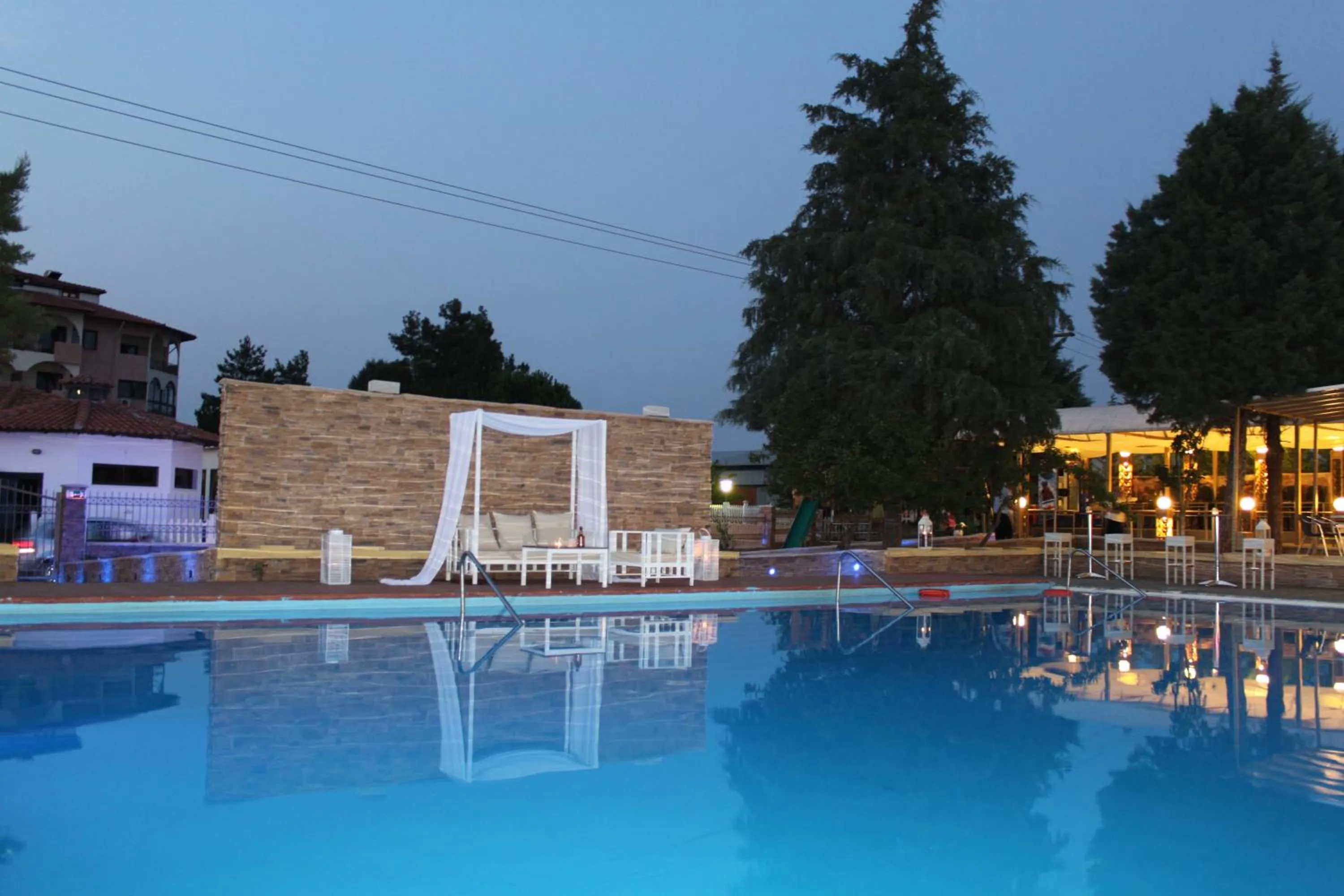 Swimming pool in Chris & Eve Mansion