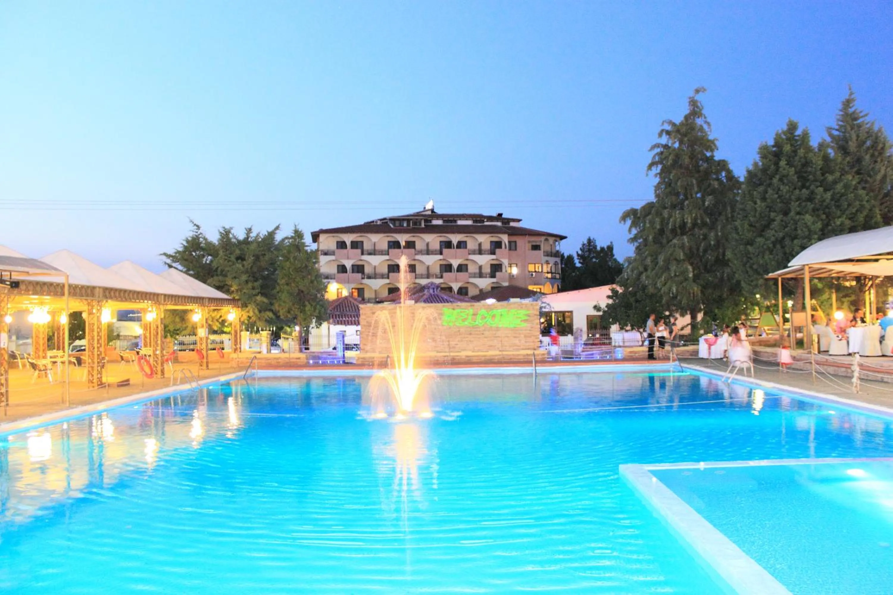 Swimming pool in Chris & Eve Mansion