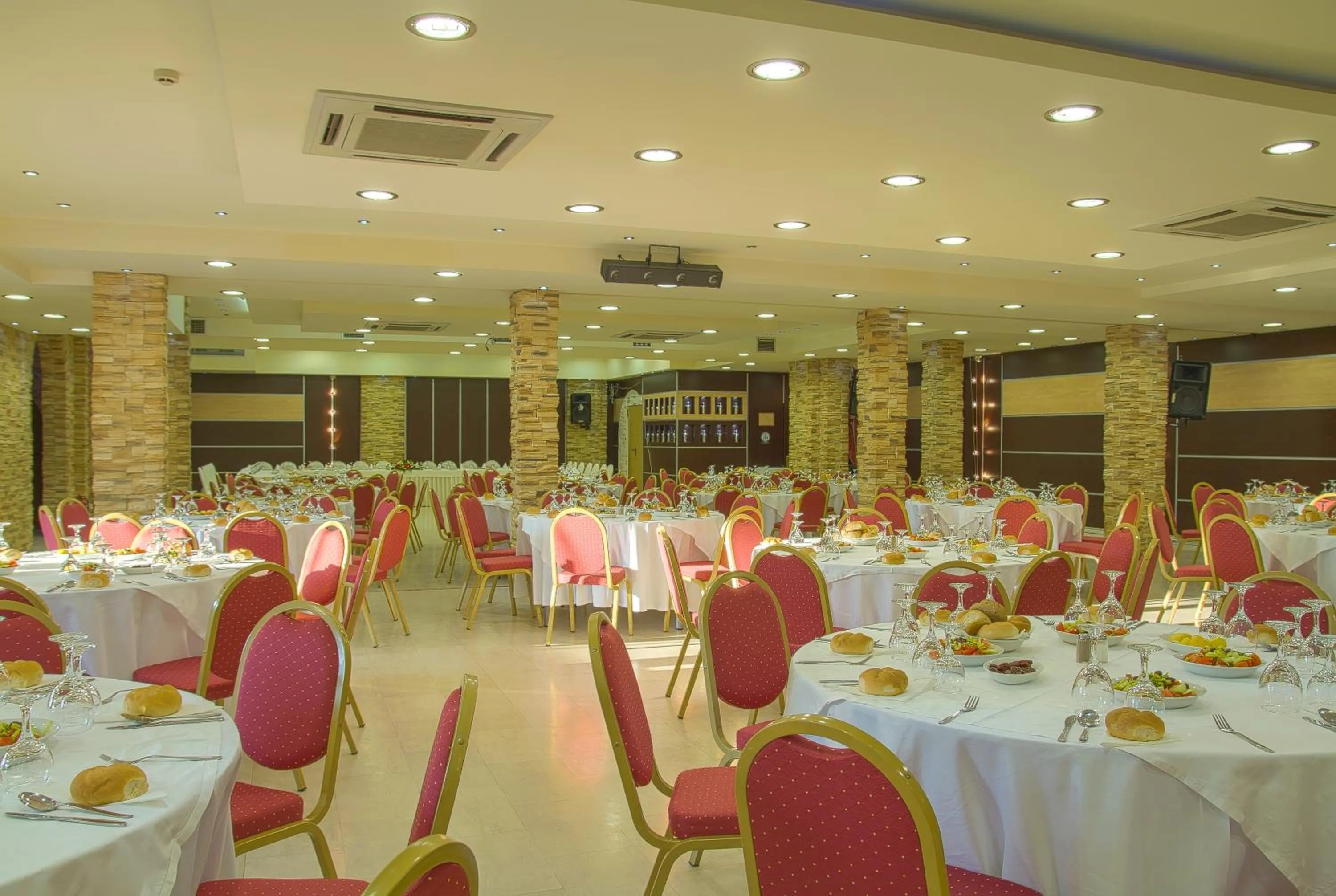 Restaurant/places to eat in Chris & Eve Mansion