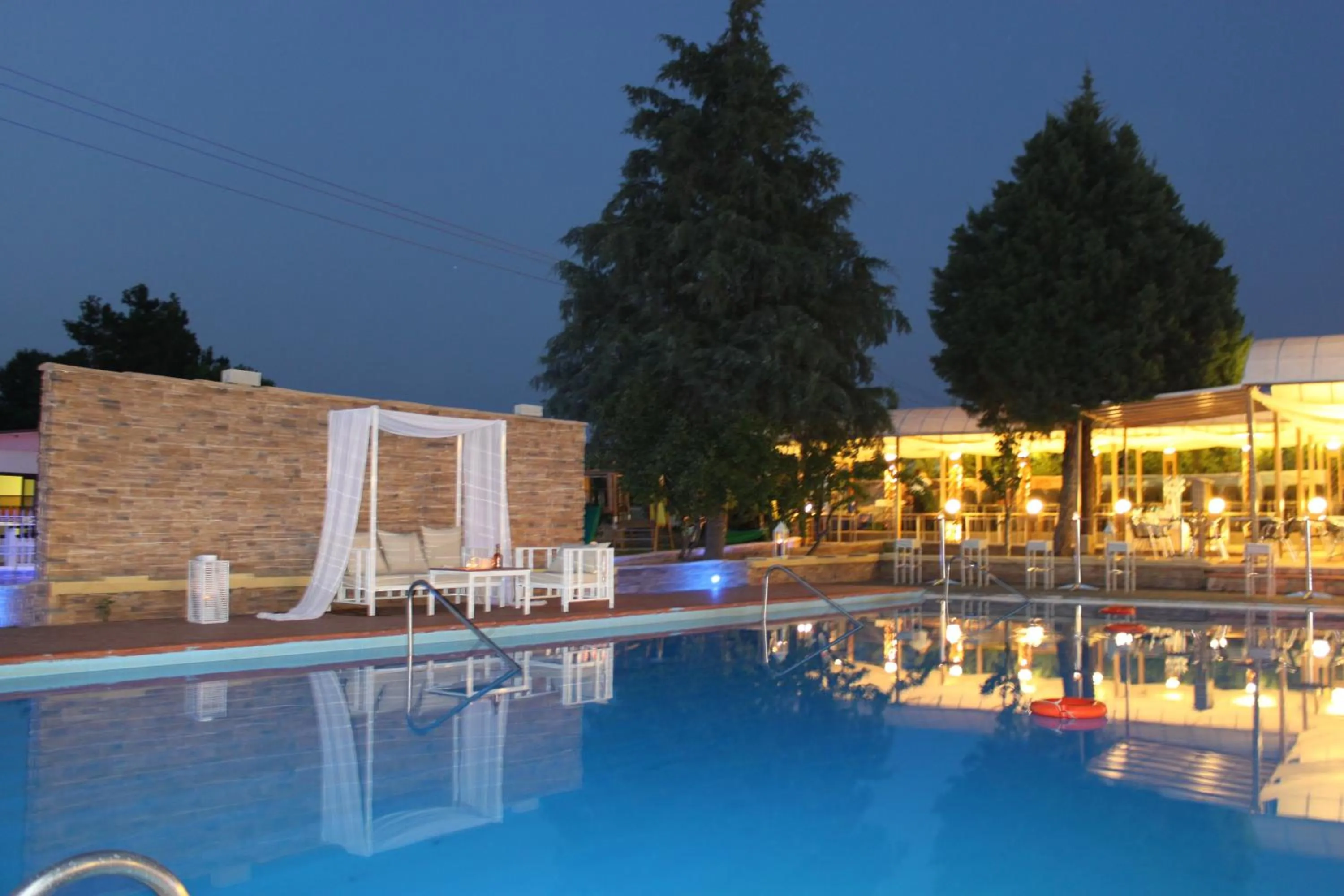 Swimming pool in Chris & Eve Mansion