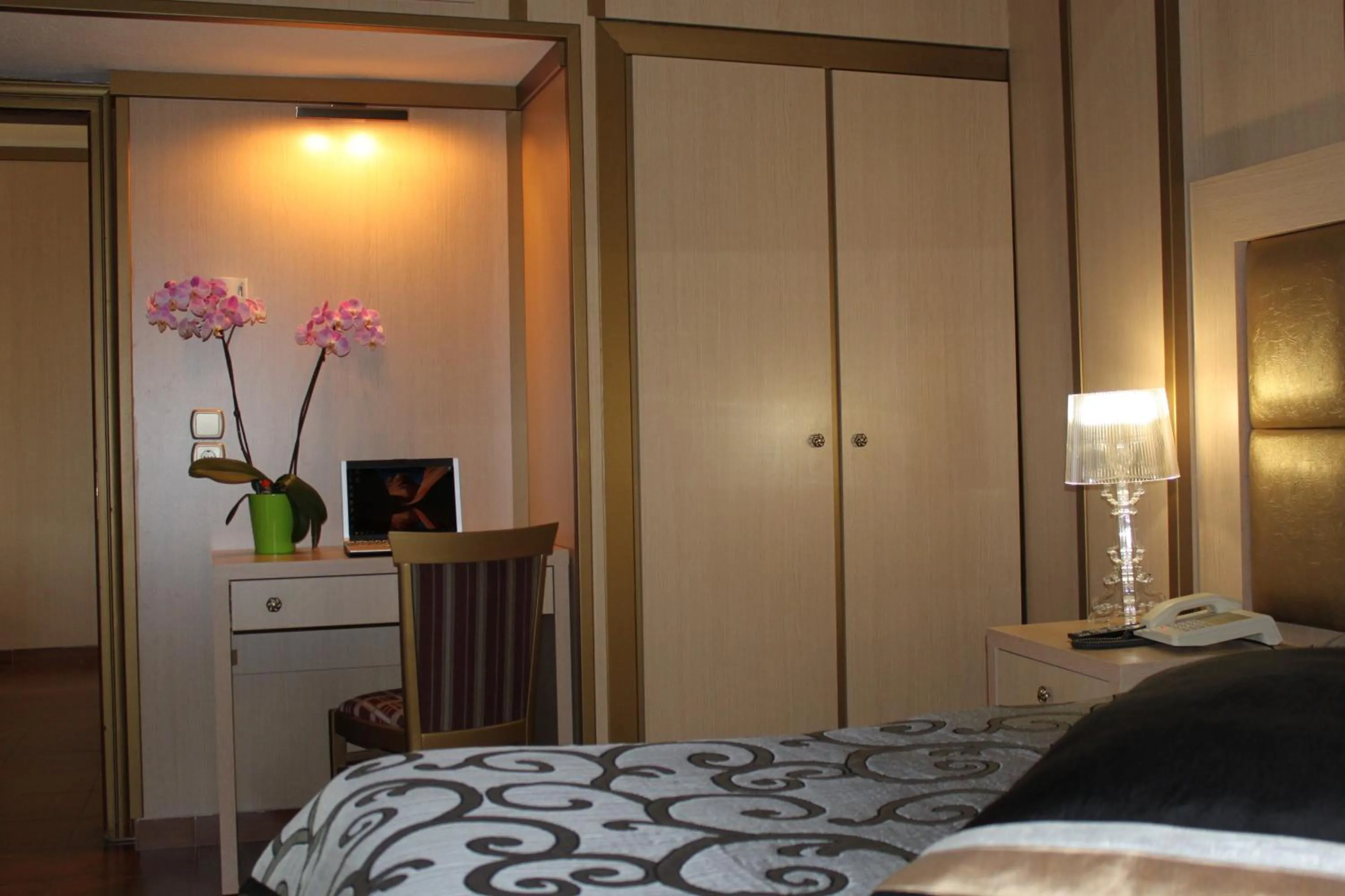 TV and multimedia, Bed in Chris & Eve Mansion