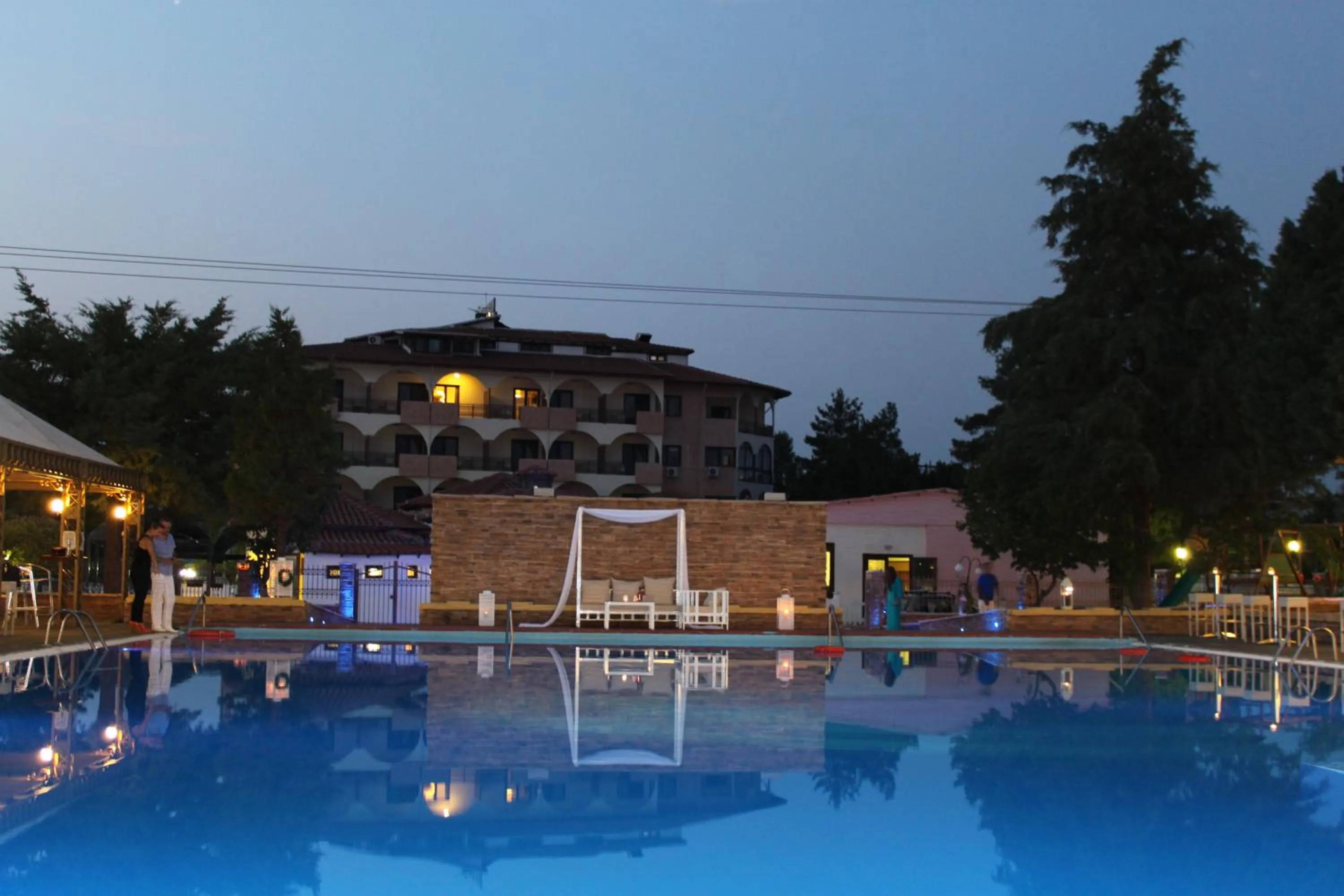 Swimming pool in Chris & Eve Mansion