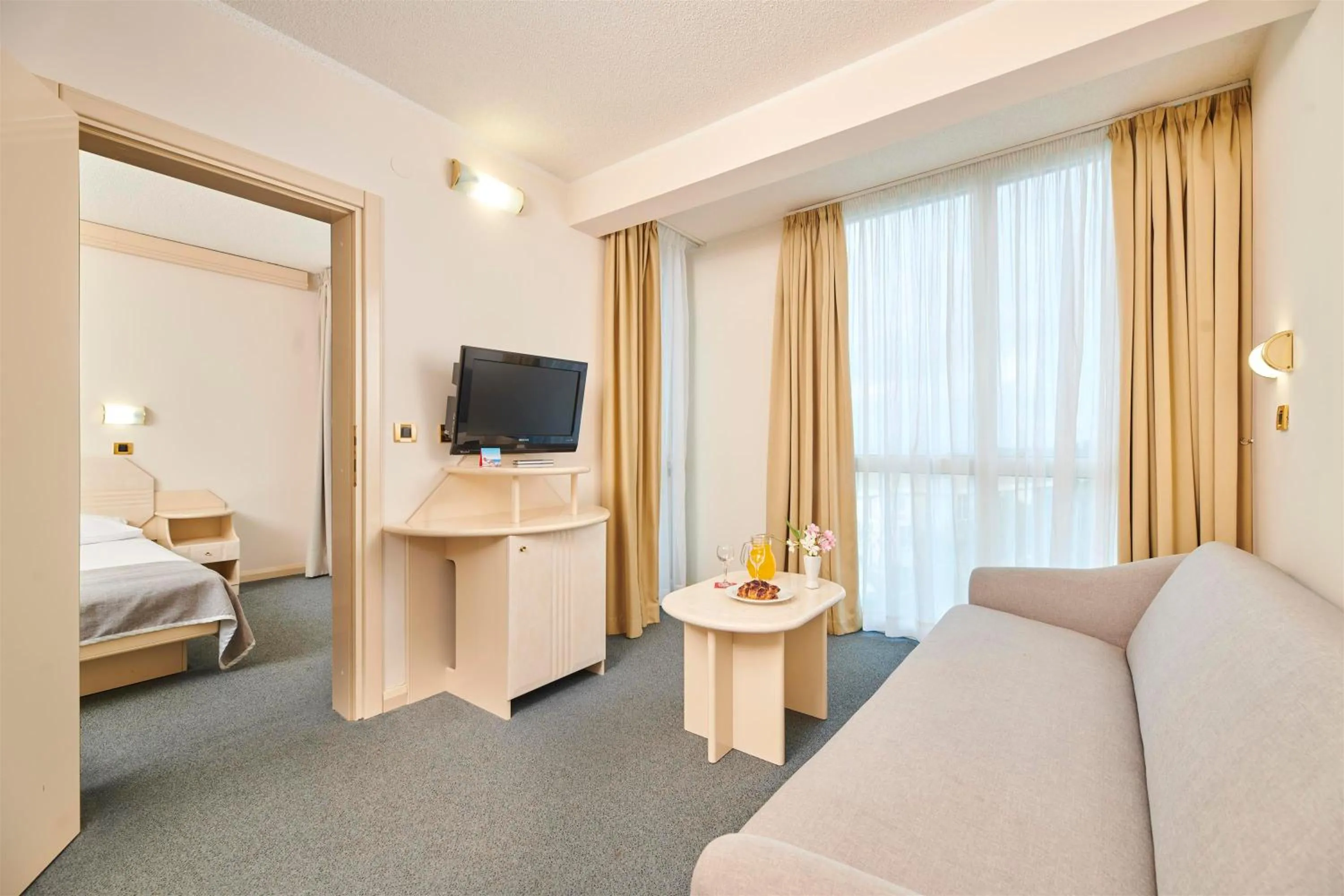 Living room, Bed in Hotel Gran Vista Plava Laguna